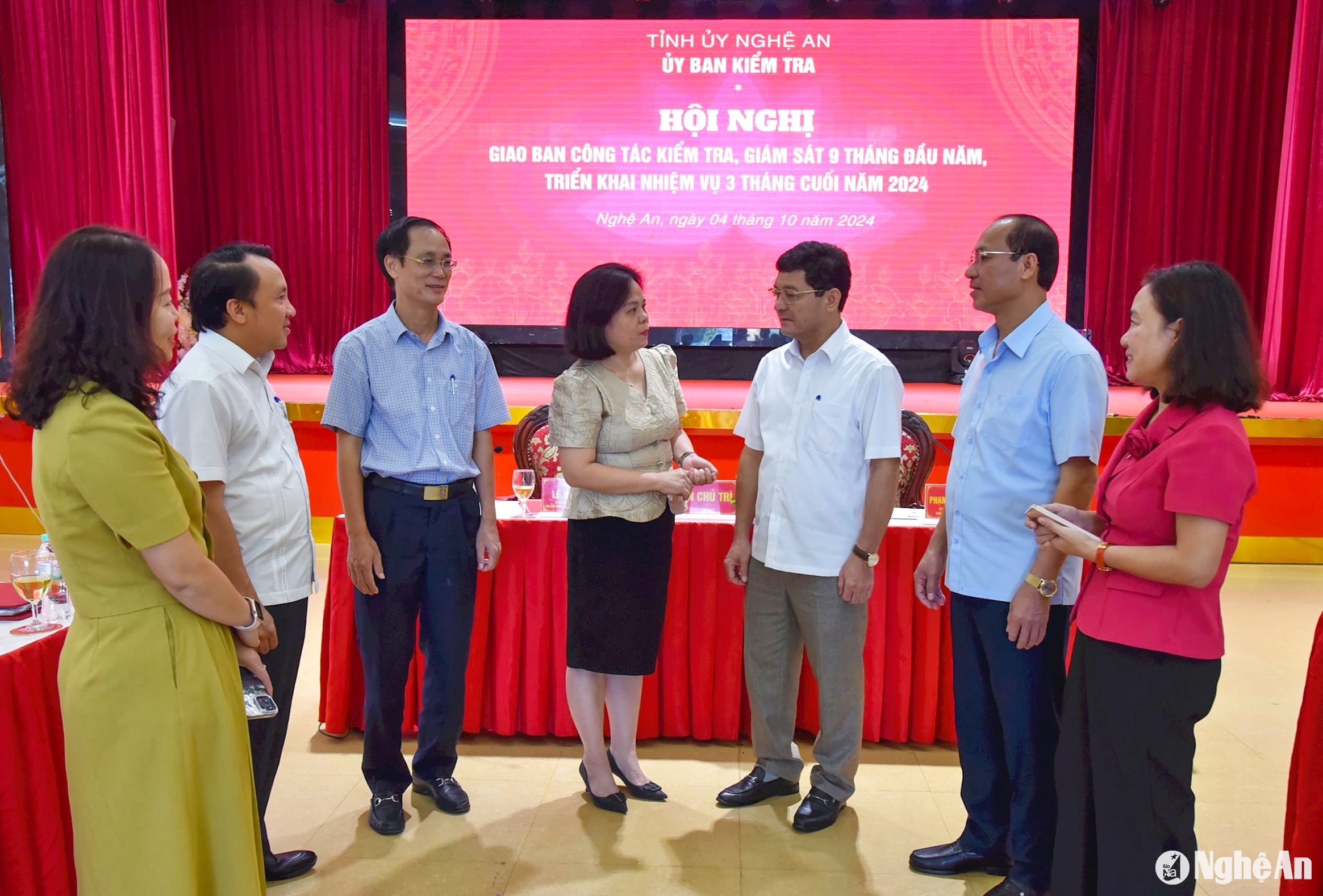 Đồng chí Phạm Trọng Hoàng - Ủy viên Ban Thường vụ, Chủ nhiệm Ủy ban Kiểm tra Tỉnh ủy trao đổi với lãnh đạo, cán bộ làm công tác kiểm tra của các đảng bộ. Ảnh: TL