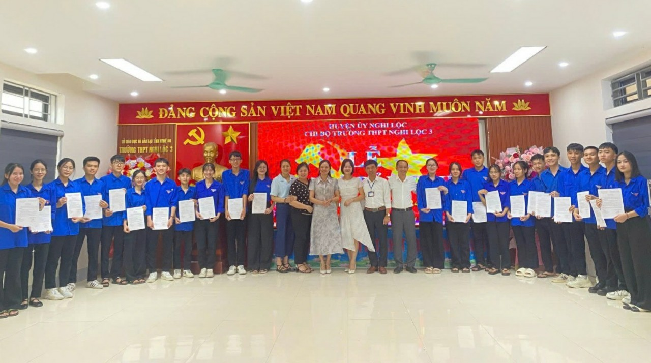 Lễ kết nạp đảng viên mới trong học sinh tại chi bộ Trường THPT Nghi Lộc 3