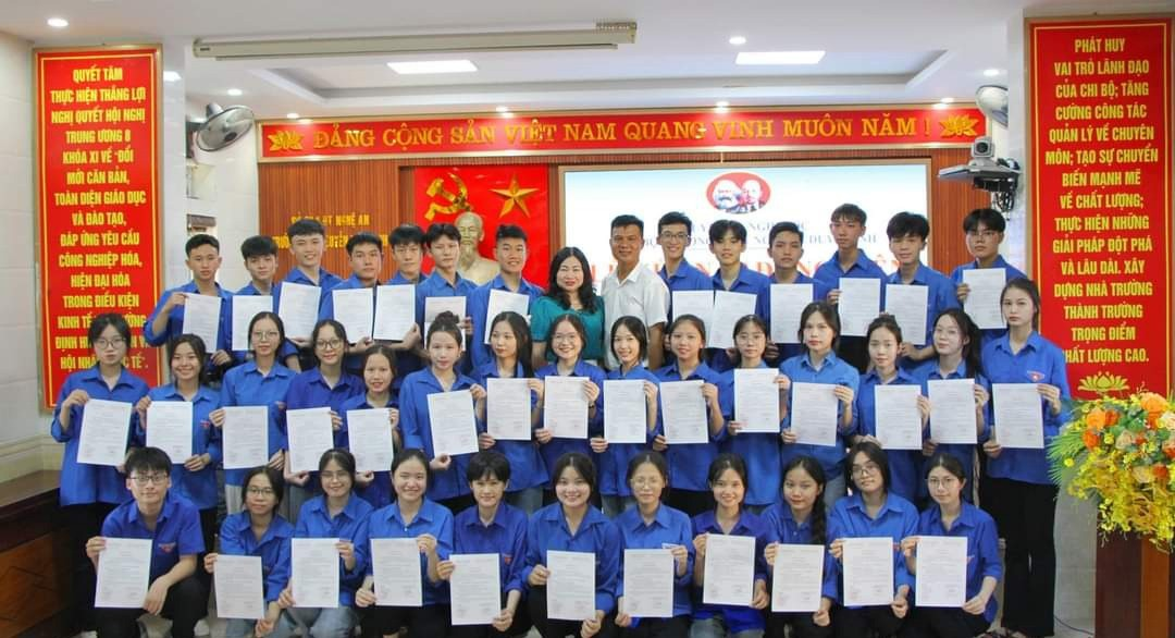 Lễ kết nạp đảng viên mới trong học sinh tại chi bộ Trường THPT Nguyễn Duy Trinh