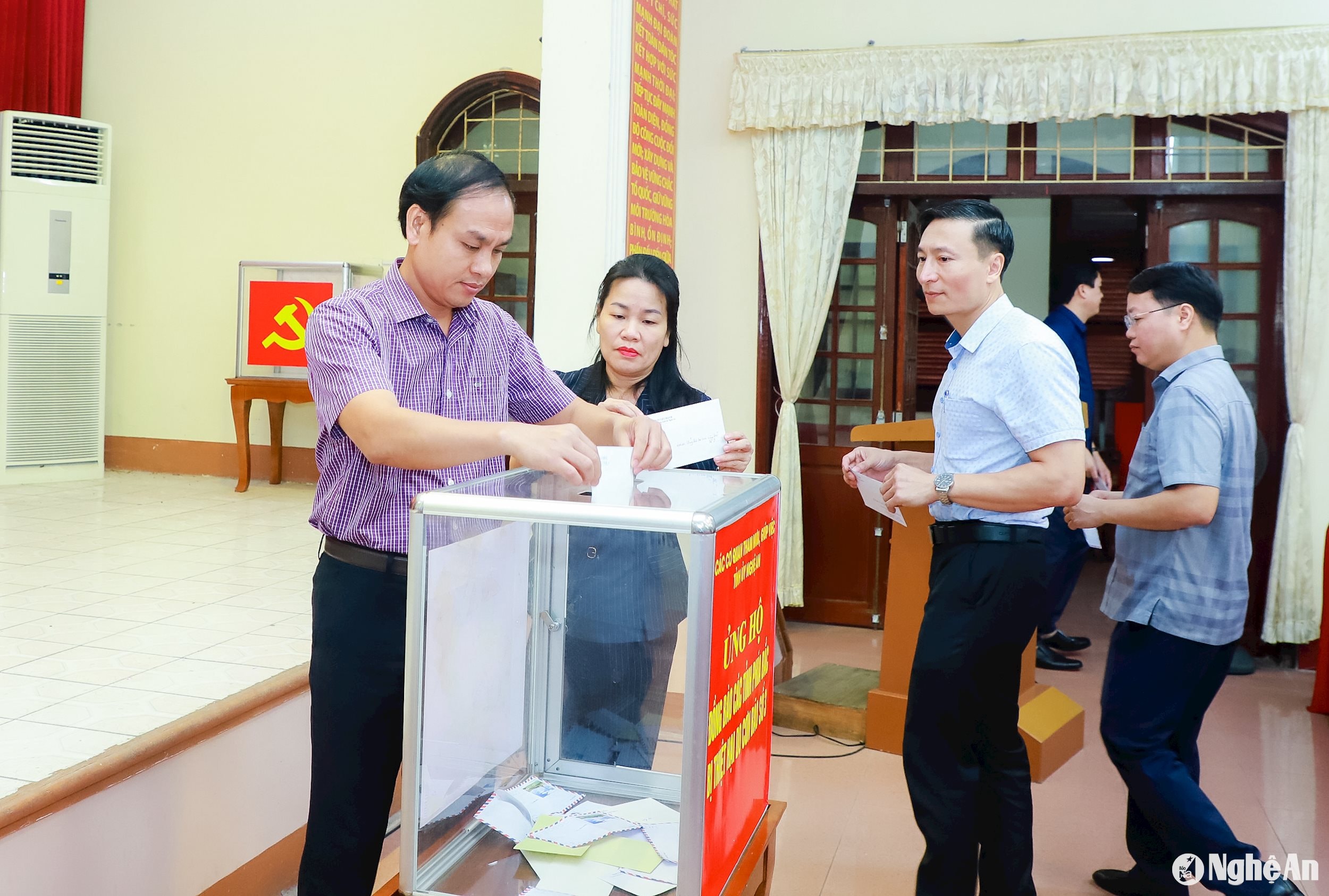 Lãnh đạo Văn phòng Tỉnh ủy ủng hộ đồng bào các tỉnh phía Bắc khắc phục hậu quả bão Yagi. Ảnh: Thành Duy