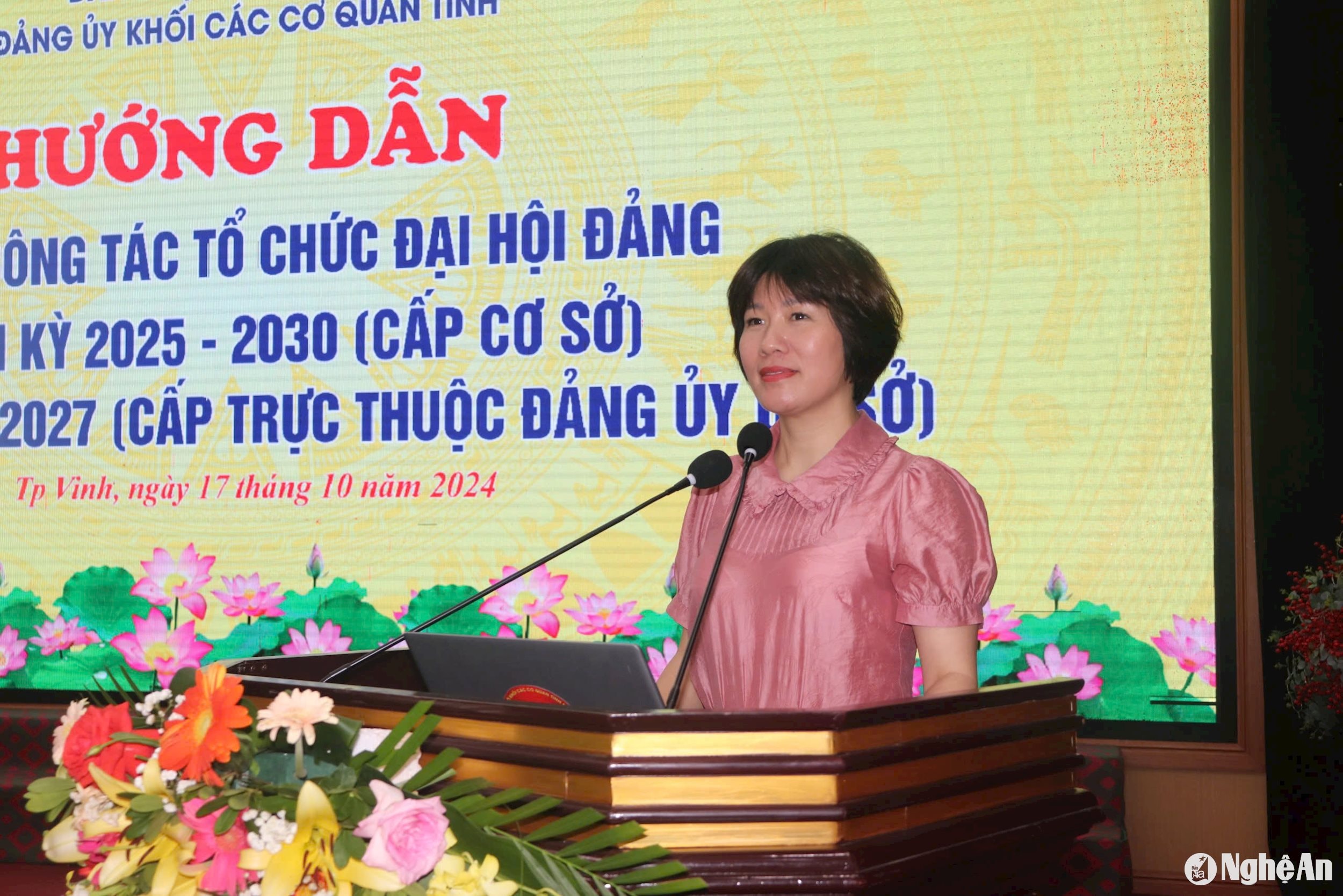 Đồng chí Hồ Thị Hồng Liên - Ủy viên Ban Thường vụ, Trưởng Ban Tổ chức Đảng ủy Khối các cơ quan tỉnh triển khai nội dung tập huấn.