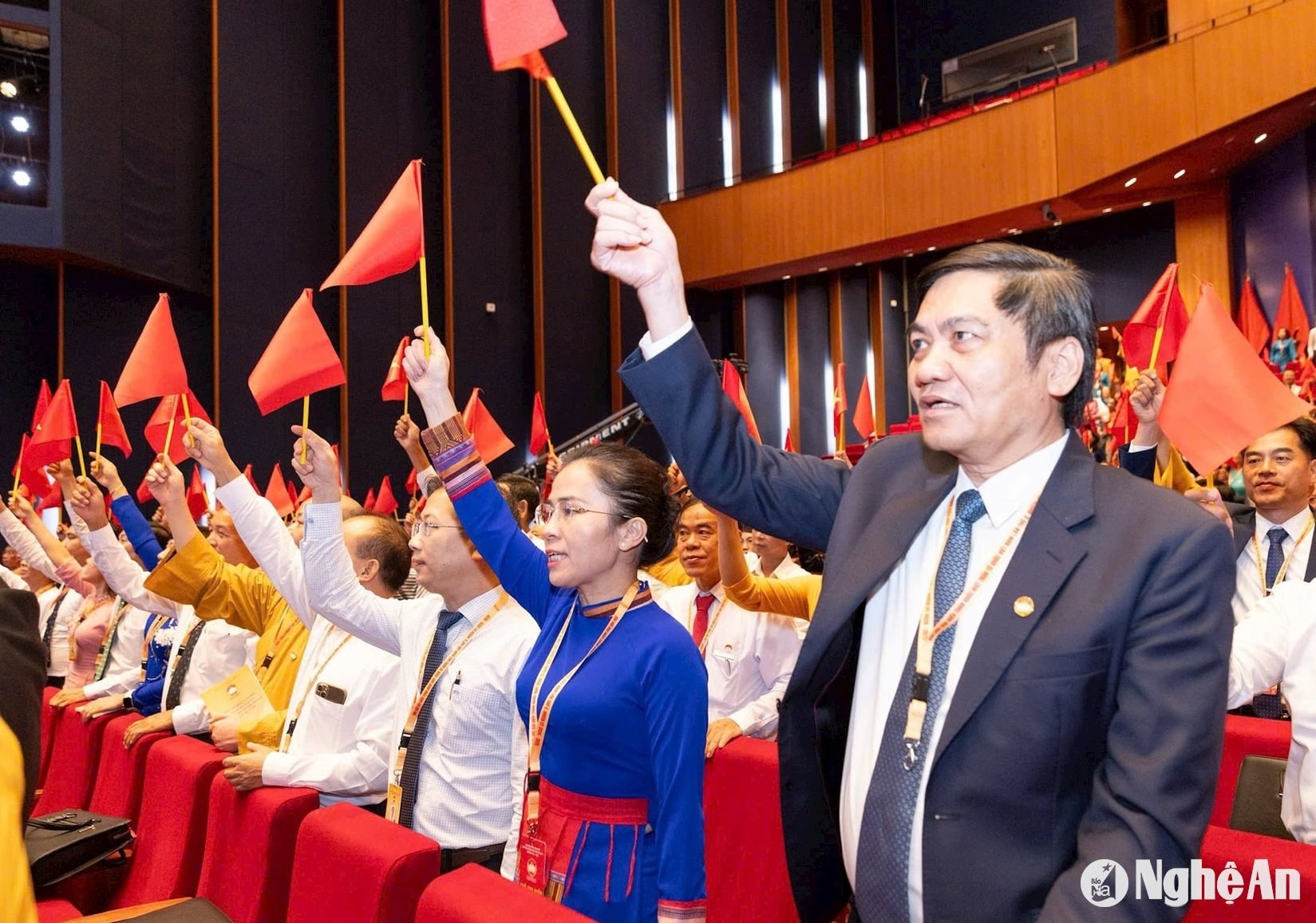 Đồng chí Hoàng Nghĩa Hiếu cùng các đại biểu đoàn Nghệ An tại Đại hội. Ảnh Quang Vinh- Báo Đại Đoàn Kết