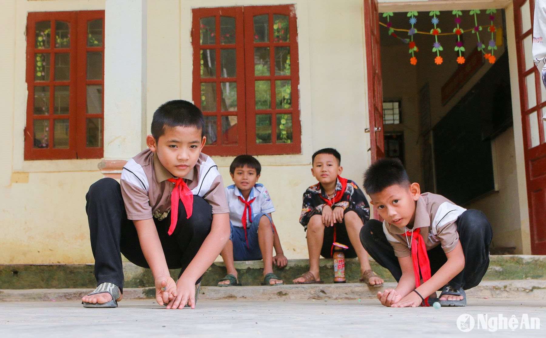 Sau mỗi giờ học các em tự tạo ra cho mình những trò chơi, để xua tan đi nỗi nhớ nhà.