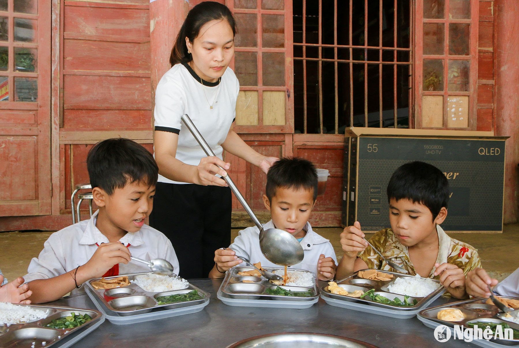 Giáo viên chăm bẵm học sinh như con em của mình. Để đảm bảo chất dinh dưỡng và giúp cho học sinh có bữa ăn ngon, các thầy cô chú ý thay đổi các món chính trong suất cơm, hôm thì thịt, hôm thì cá, trứng...