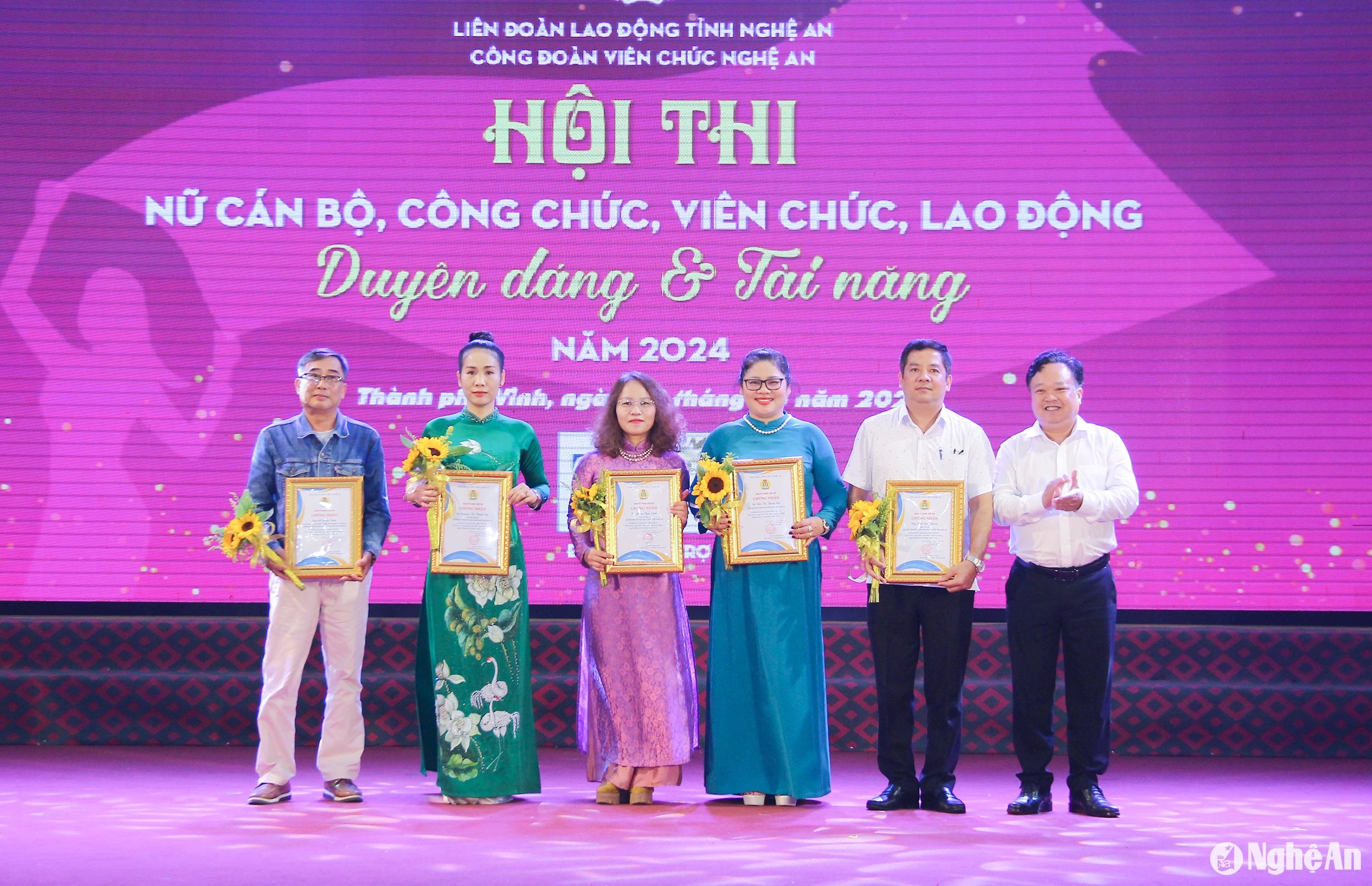  Ban Tổ chức hội thi trao giấy chứng và hoa cho các thành viên ban giam khảo hội thi. Ảnh Mai Hoa