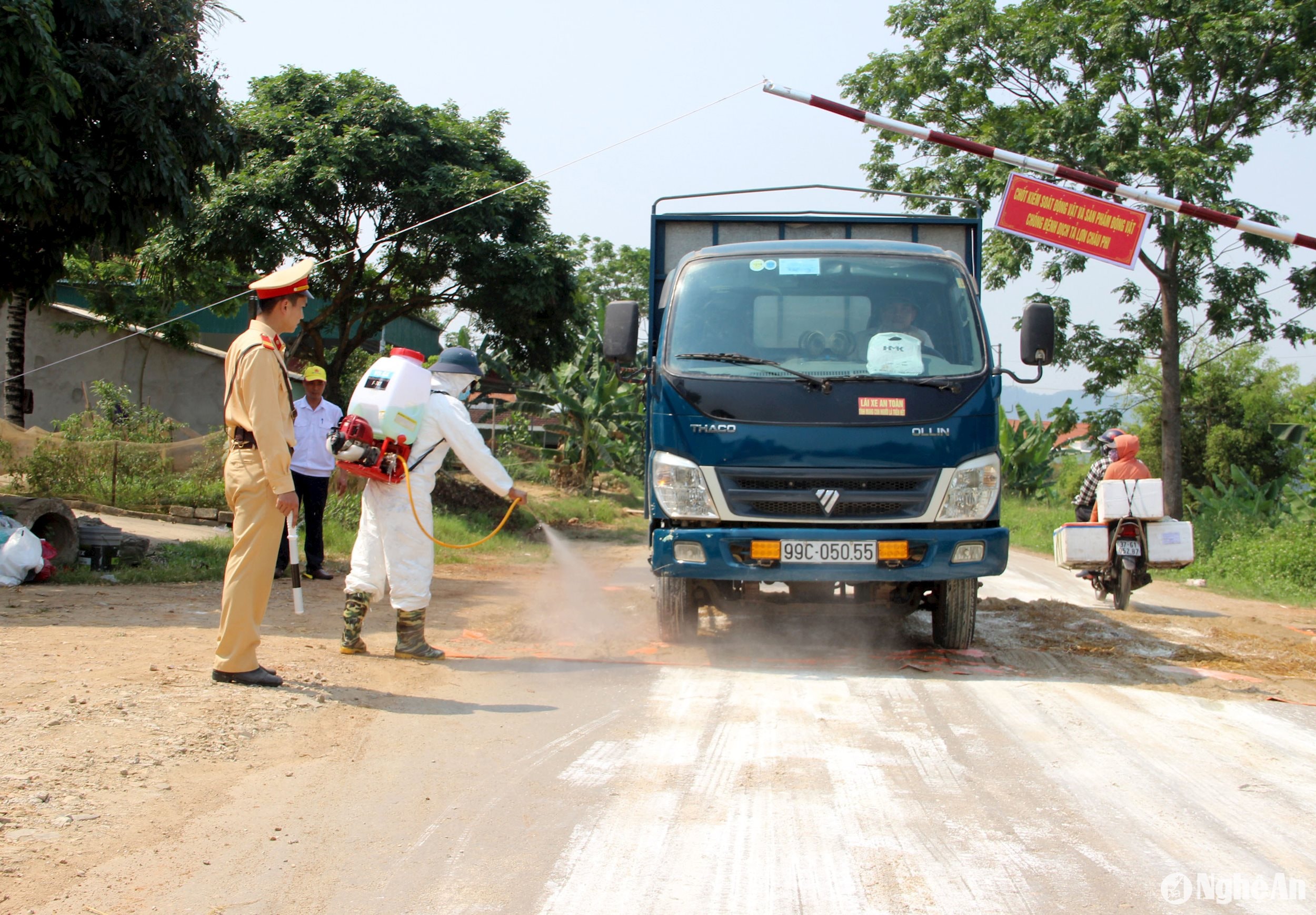 Các lực lượng kiểm soát phương tiện ra vào vùng dịch