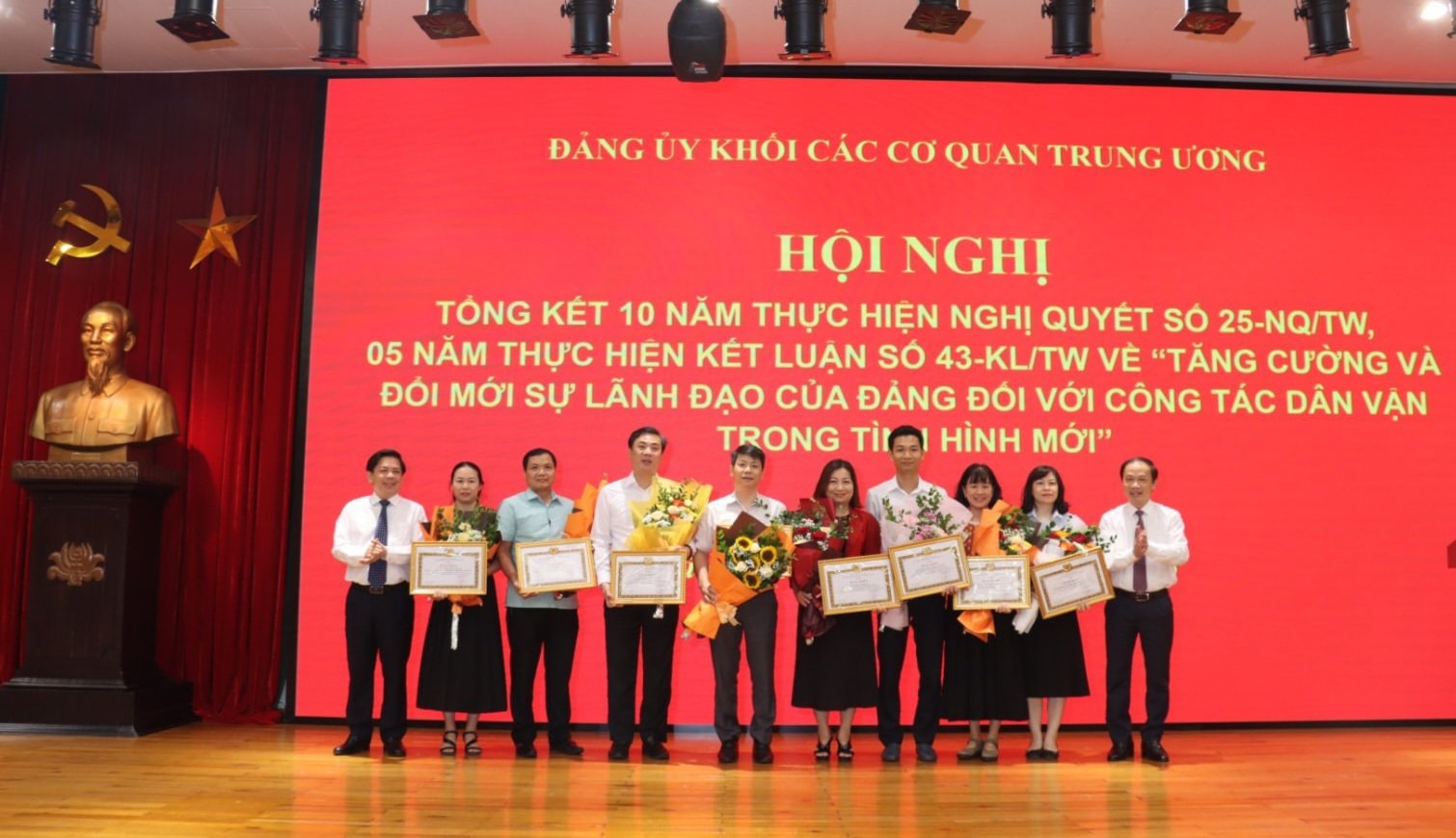 Phó Trưởng ban Thường trực Ban Dân vận Trung ương Phạm Tất Thắng và Bí thư Đảng ủy Khối các cơ quan Trung ương Nguyễn Văn Thể tặng bằng khen cho các tập thể có thành tích xuất sắc trong 10 năm thực hiện Nghị quyết 25-NQ/TW (khóa XI). Ảnh: Xuân Lộc/Ban Dân vận Đảng ủy Khối CCQ Trung ương