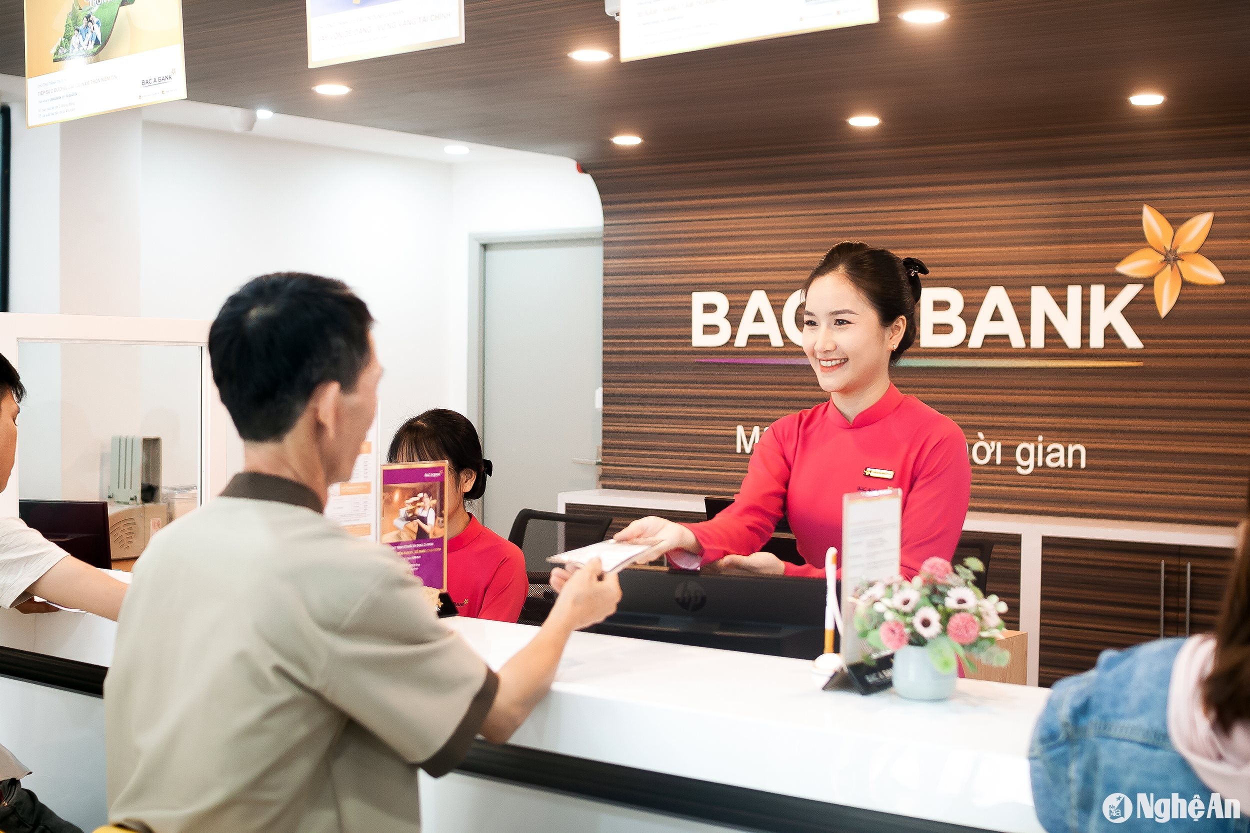  Khách hàng giao dịch tại Bắc Á bank. Ảnh- BAB