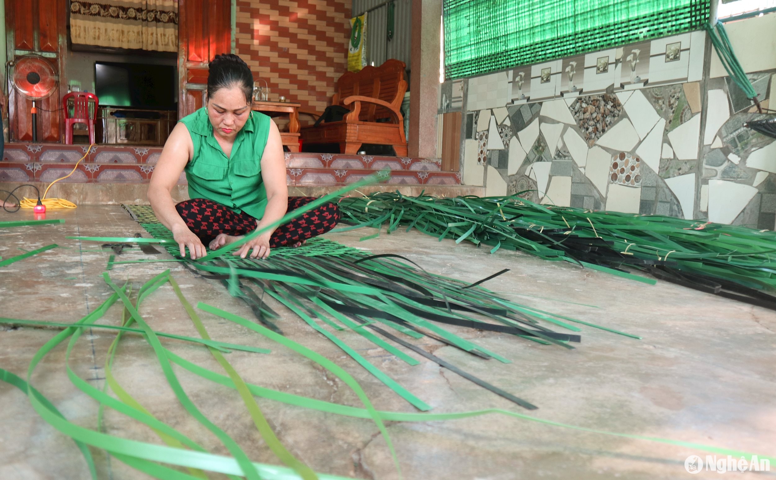 Chị Phạm Thị Hiền (sinh năm 1973), ở xóm 8 xã Xuân Lam được xem là người tiên phong trong việc sử dụng vật liệu tái chế này để đan rèm mành. Ảnh: Thanh Phúc