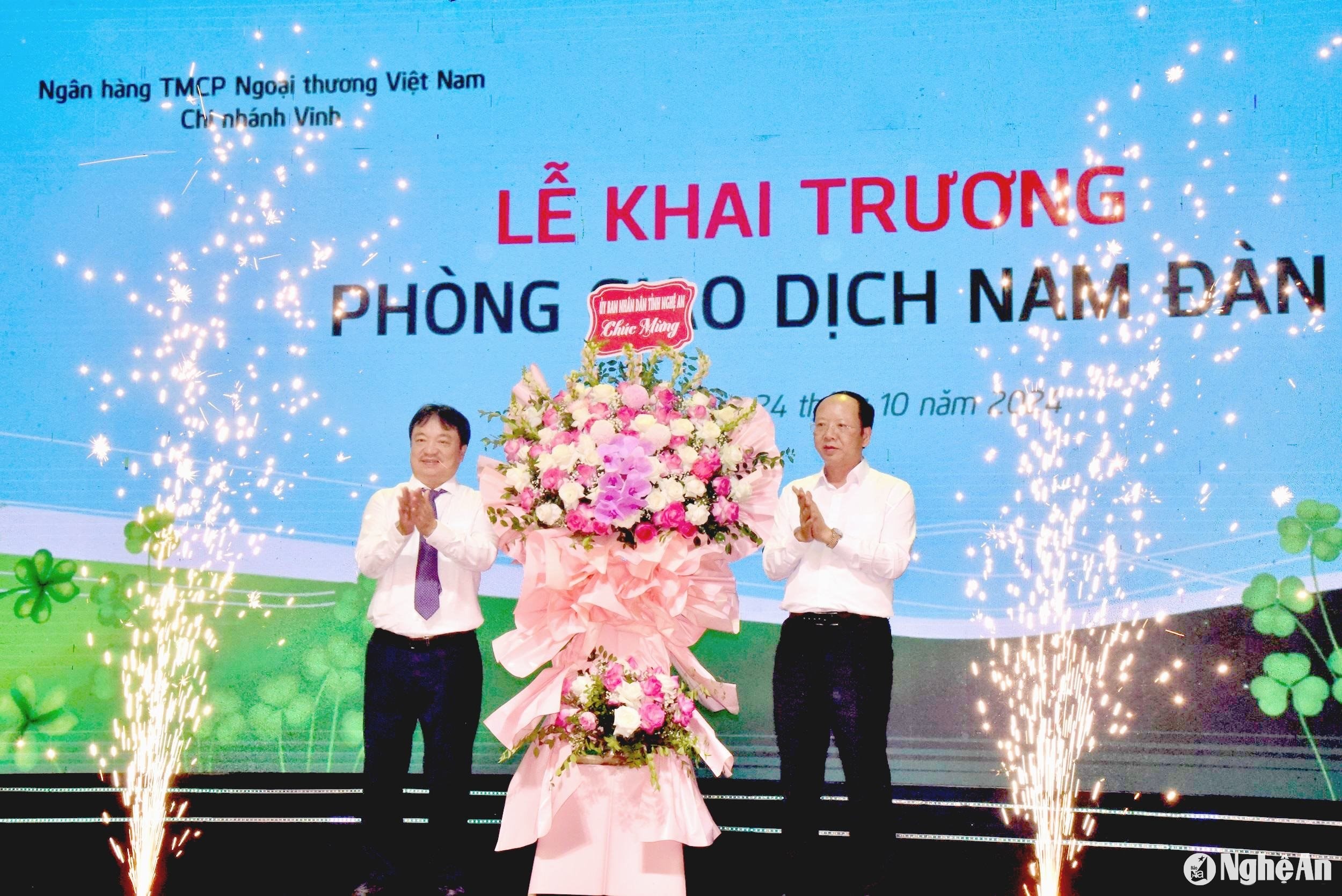 Đồng chí Bùi Thanh An Ủy viên Ban Thường vụ Tỉnh ủy, Phó Chủ tịch UBND tỉnh tặng hoa chúc mừng Vietcombank chi nhánh Vinh