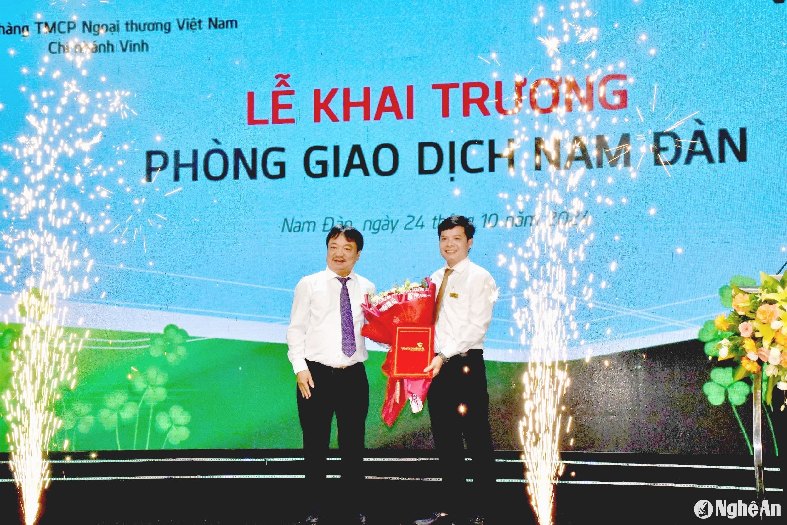 Giám đốc Vietcombank chi nhánh Vinh Lê Hồng Quảng trao quyết định thành lập Phòng giao dịch Nam Đàn