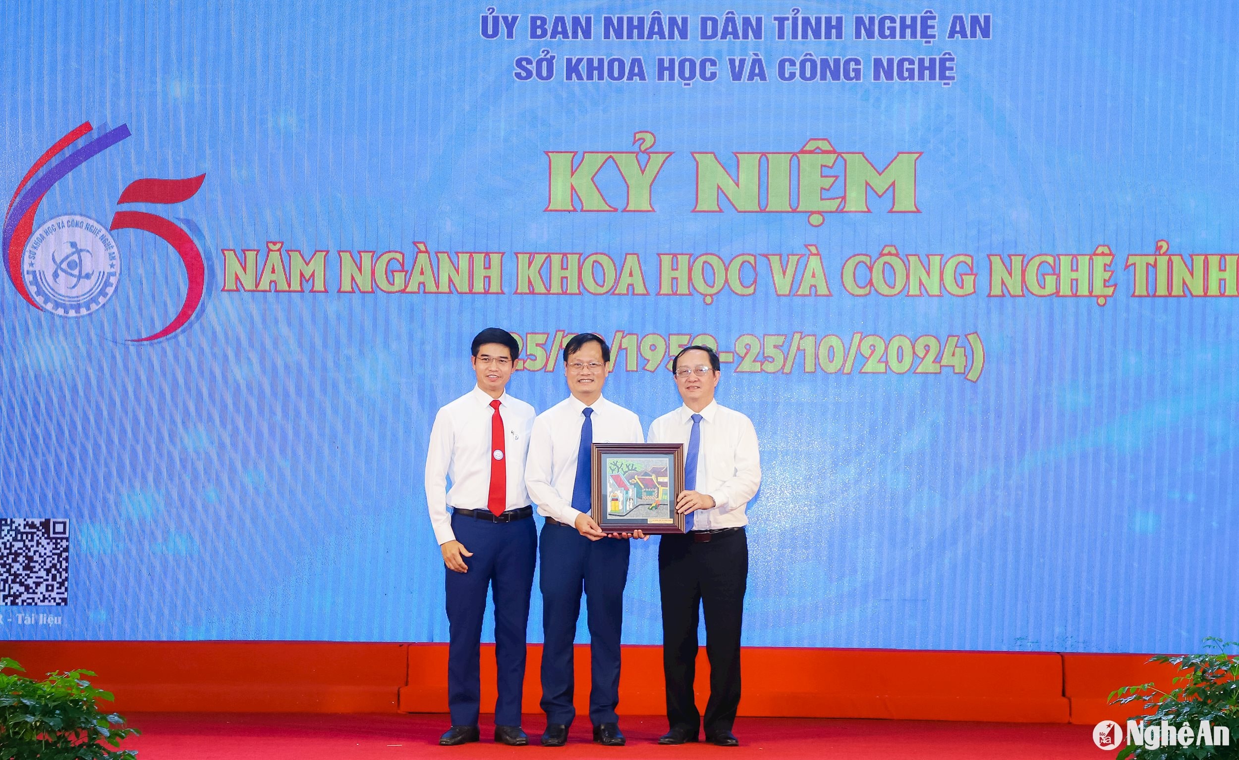 Đồng chí Huỳnh Thành Đạt - Bộ trưởng Bộ Khoa học và Công nghệ trao tặng quà cho Sở Khoa và Công nghệ tỉnh Nghệ An. Ảnh: Phạm Bằng