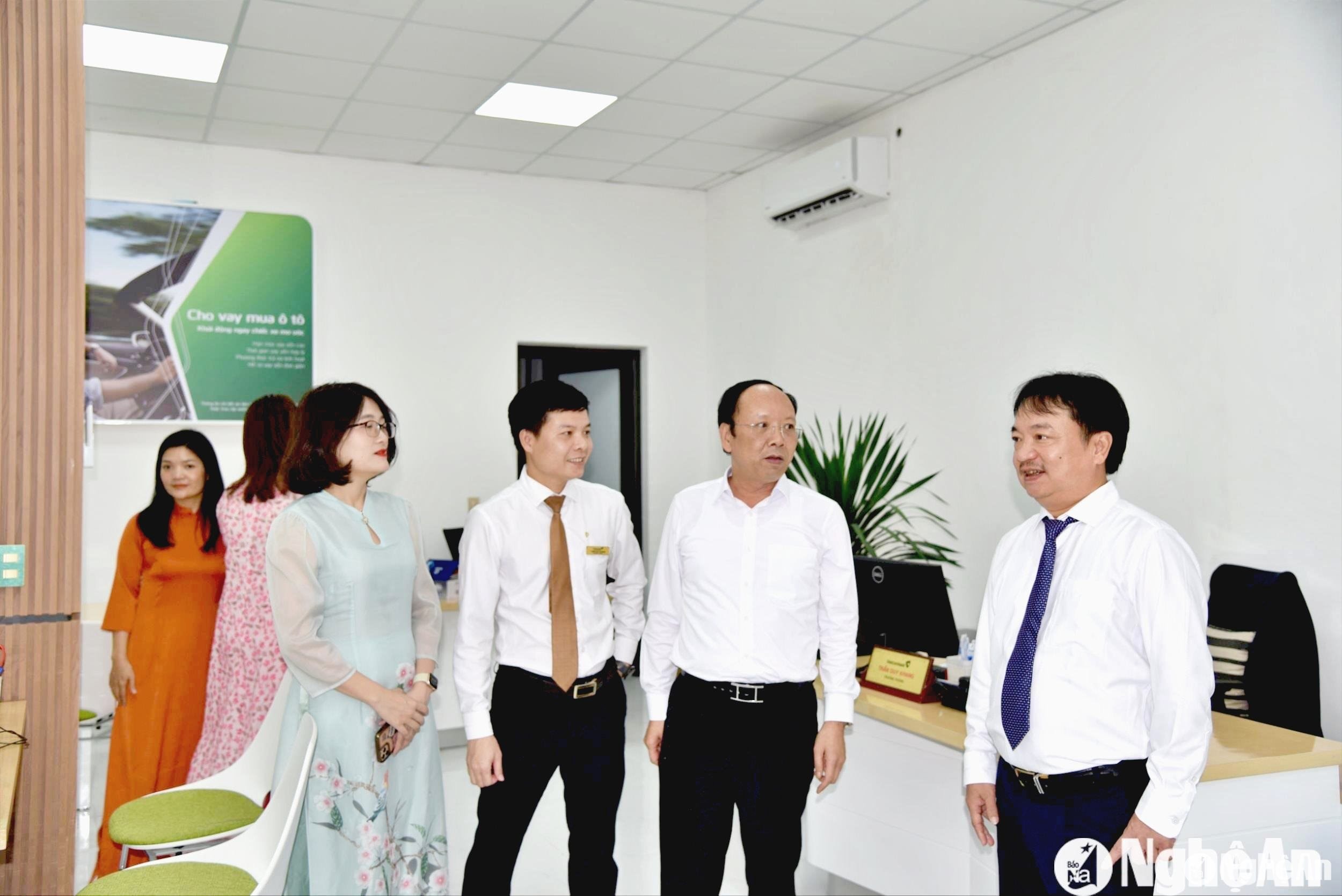 Lãnh đạo tỉnh tham quan Phòng giao dịch Vietcombank Nam Đàn