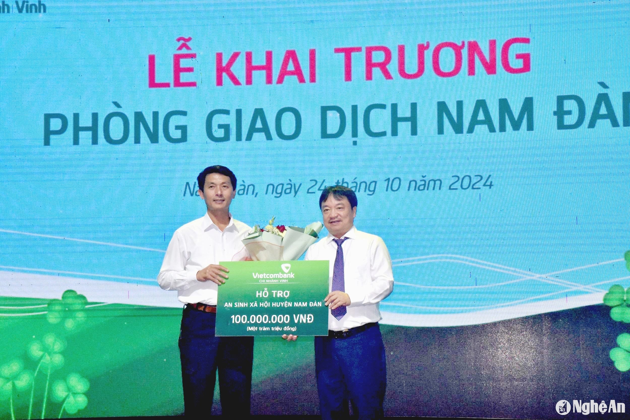 Vietcombank chi nhánh Vinh hỗ trợ 100 triệu đồng cho hoạt động an sinh xã hội trên địa bàn huyện Nam Đàn.