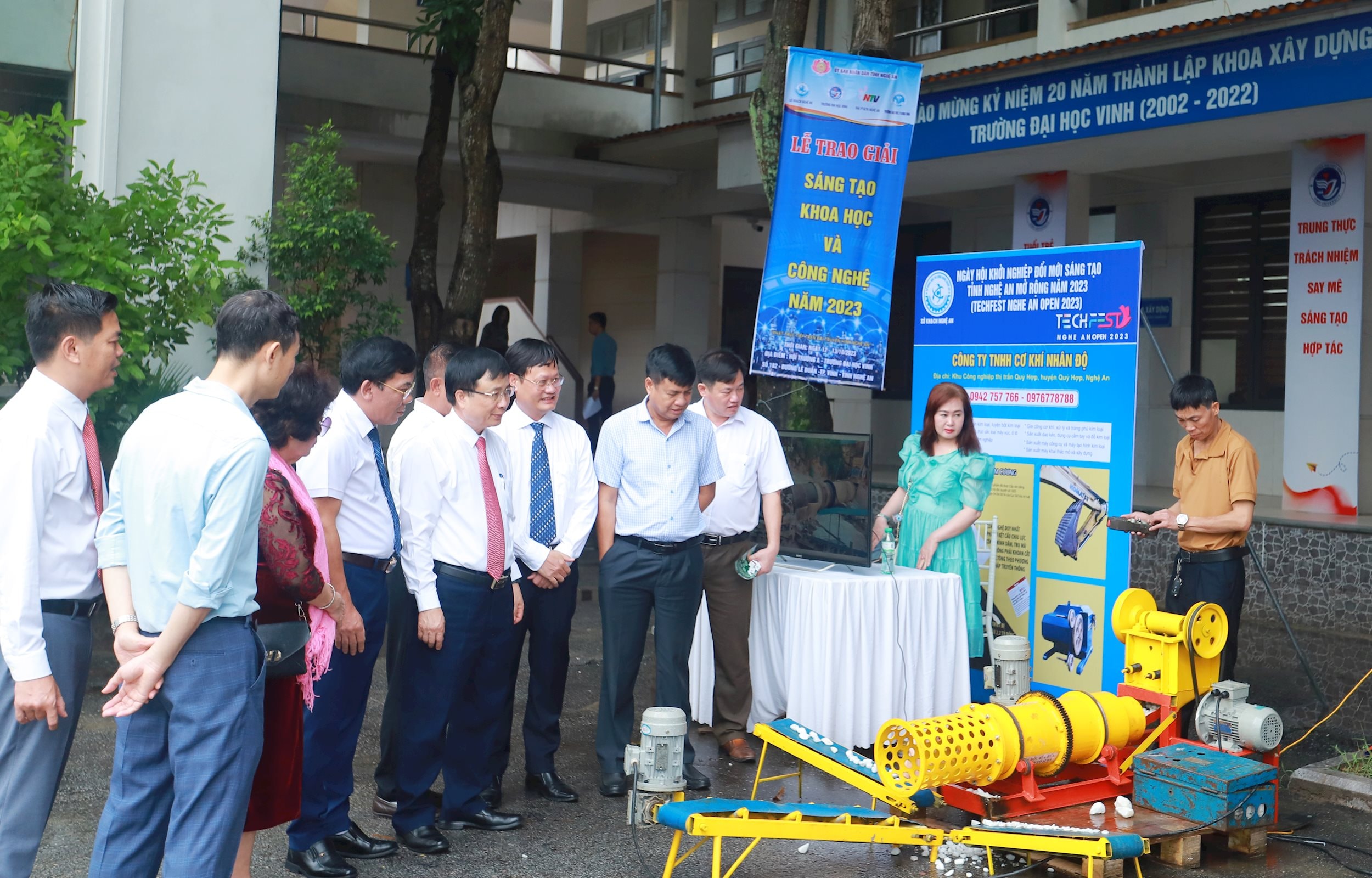 Các đại biểu tham quan sản phẩm trưng bày tại Ngày hội khởi nghiệp đổi mới sáng tạo tỉnh Nghệ An năm 2023