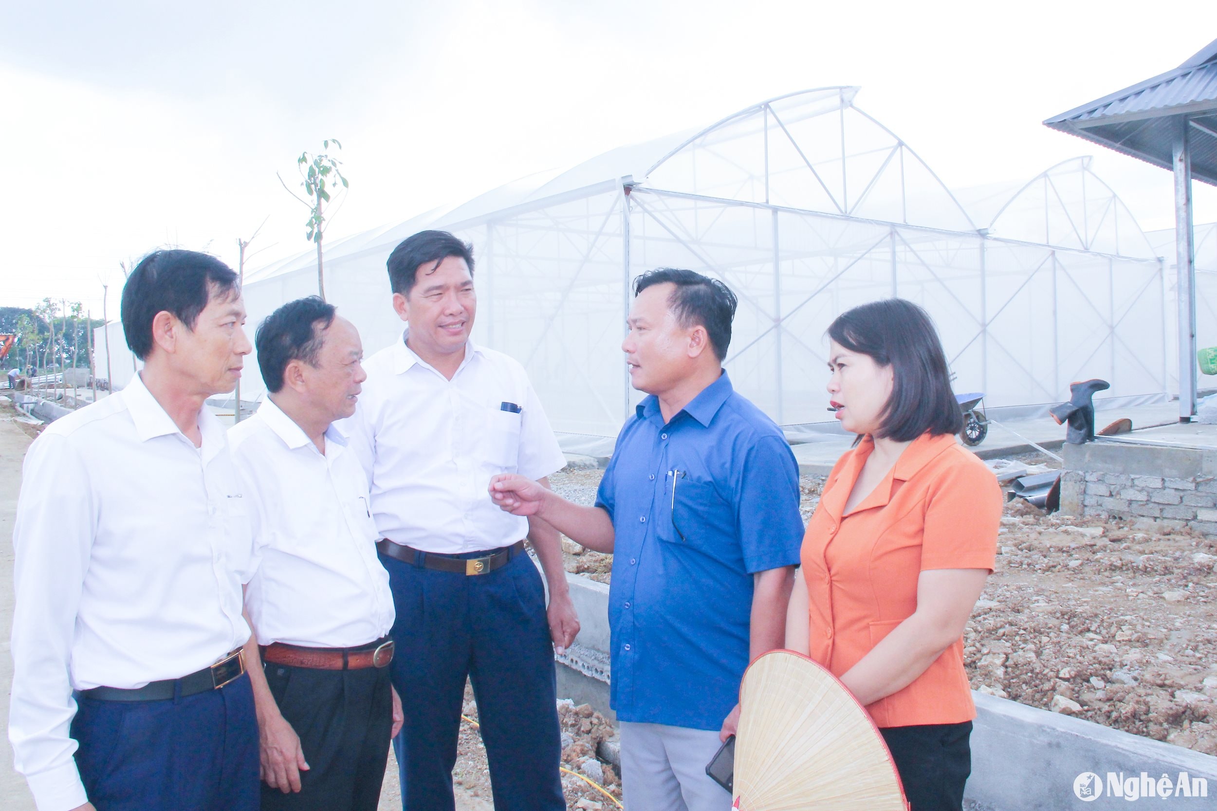  Lãnh đạo Ban Dân vận Huyện uỷ Yên Thành trao đổi với lãnh đạo xã Tăng Thành về triển khai các mô hình kinh tế công nghệ cao. Ảnh- Mai Hoa,