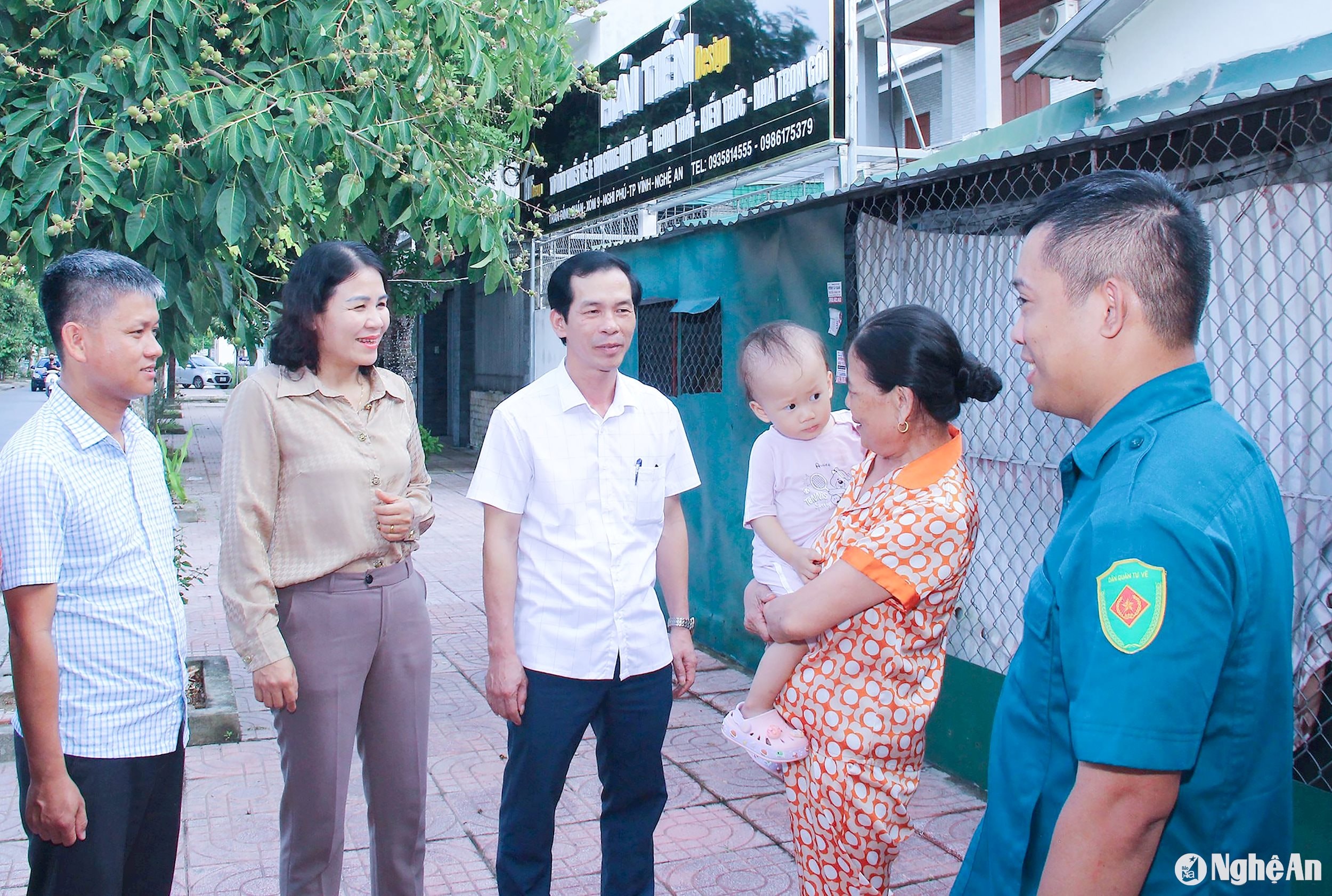  Lãnh đạo xã Nghi Phú gặp gỡ, trao đổi với người dân về xây dựng cảnh quan môi trường xanh, sạch, đẹp. Ảnh- Mai Hoa