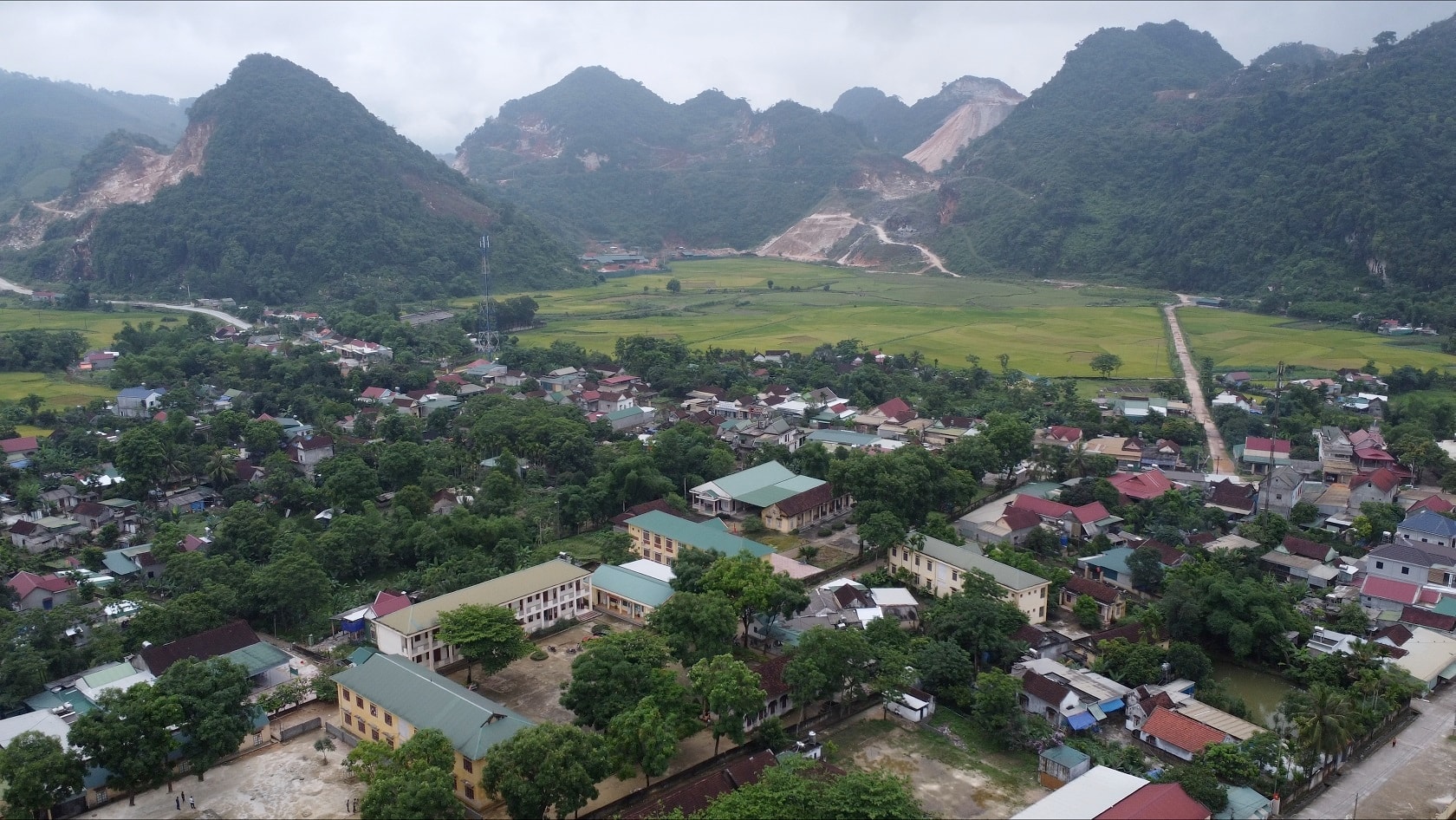 Xã Châu Hồng là một thung lũng, bao quanh bởi những dãy núi. Ảnh tu lieu tien hung