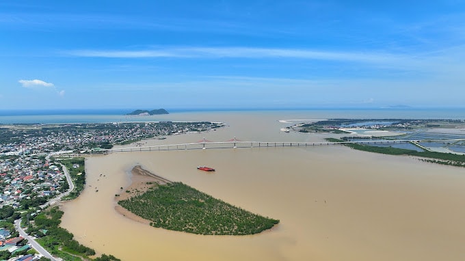 Dòng sông Lam, cầu Cửa Hội nhìn từ phía trước Đền Chính Vị