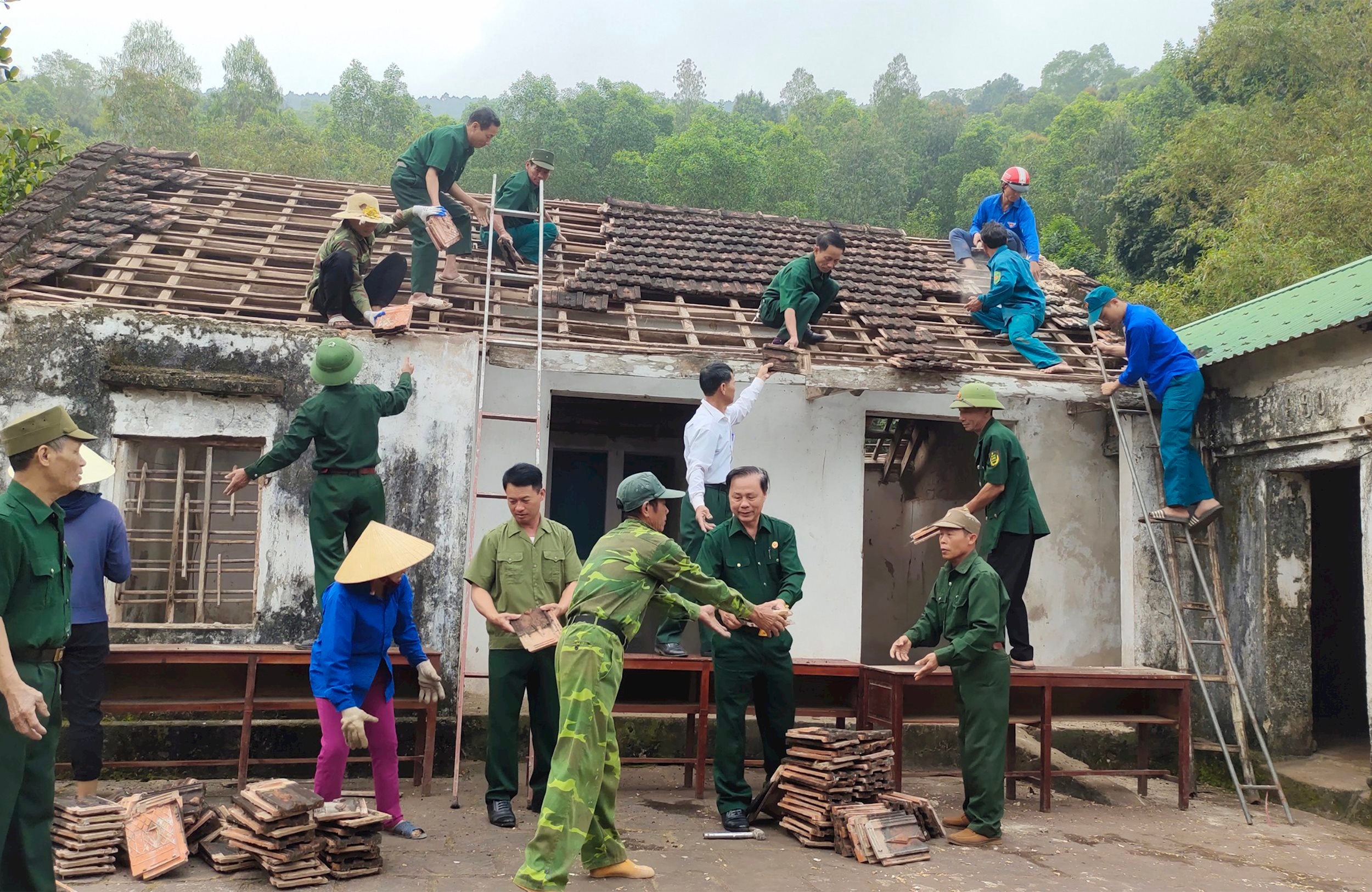 Hội CCB cơ sở huyện Nghi Lộc giúp đỡ hỗ trợ ngày công và kinh phí xây nhà “Nghĩa tình đồng đội” cho hội viên gặp hoàn cảnh khó khăn. Ảnh Trần Hoa