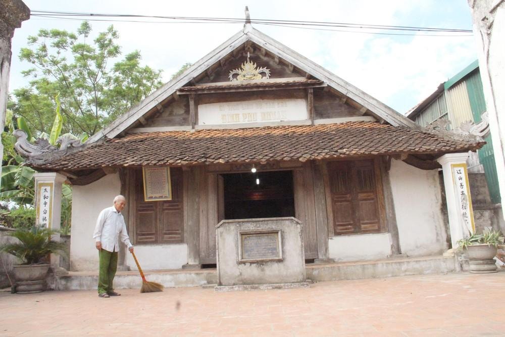 Ông Trần Văn Cương - nguyên Bí thư Đảng ủy xã Đặng Sơn tại đình Phú Nhuận (xã Đặng Sơn, huyện Đô Lương).