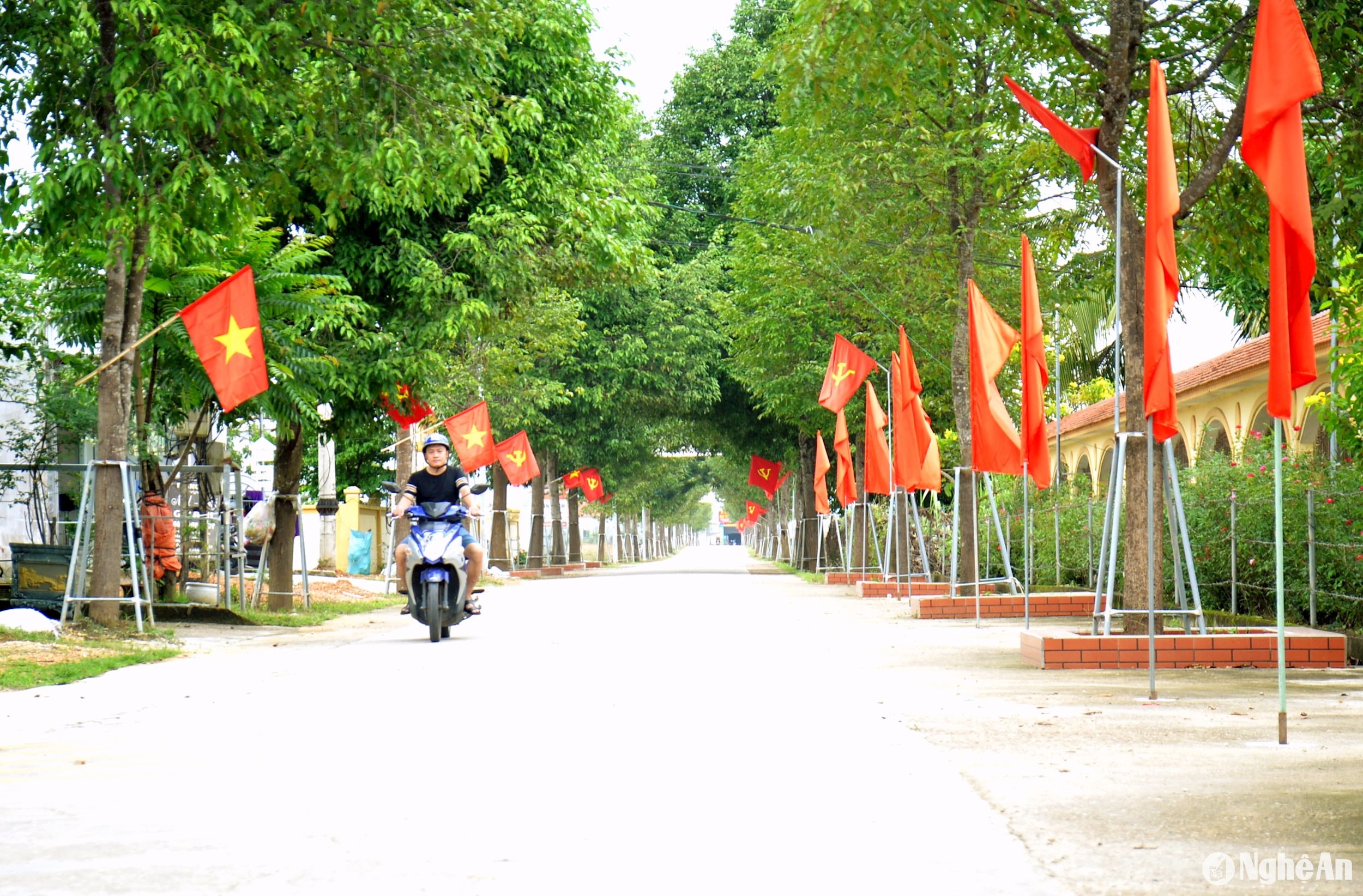 cờ Đảng, cờ Tổ quốc được trang hoàng trên các trục đường của xã Nghĩa Đồng hướng đến đại hội Đảng các cấp.