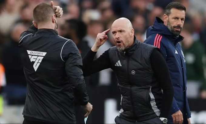 Ruud van Nistelrooy (phải) đứng nhìn khi Ten Hag phản ứng trọng tài trong trận Man Utd thua West Ham 1-2 trên sân Olimpic, thành phố London, Anh ngày 27/10/2024. Ảnh: Reuters