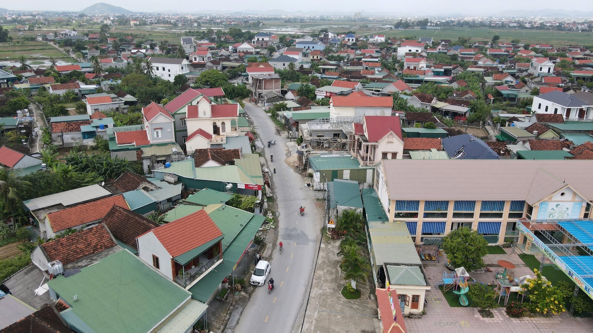 Thửa đất của ông Định nay nằm ở trung tâm xã, phía trước là tỉnh lộ, sau là trường mầm non.