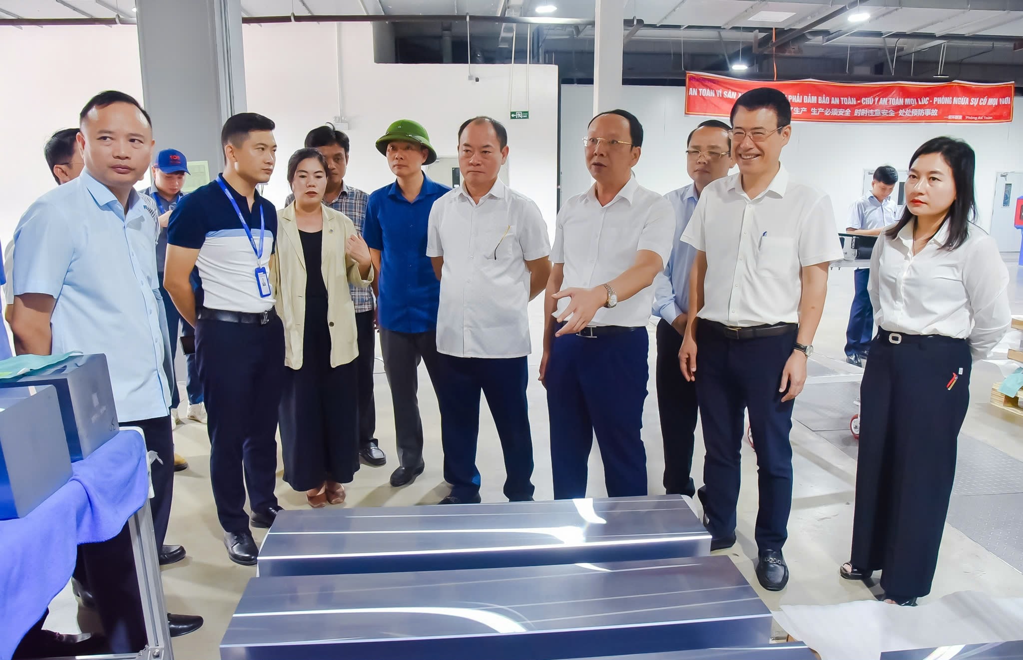 Lãnh đạo tỉnh tìm hiểu dây chuyền sản xuất của Tập đoàn Runergy ở KCN Hoàng Mai I. Ảnh: Thanh Lê