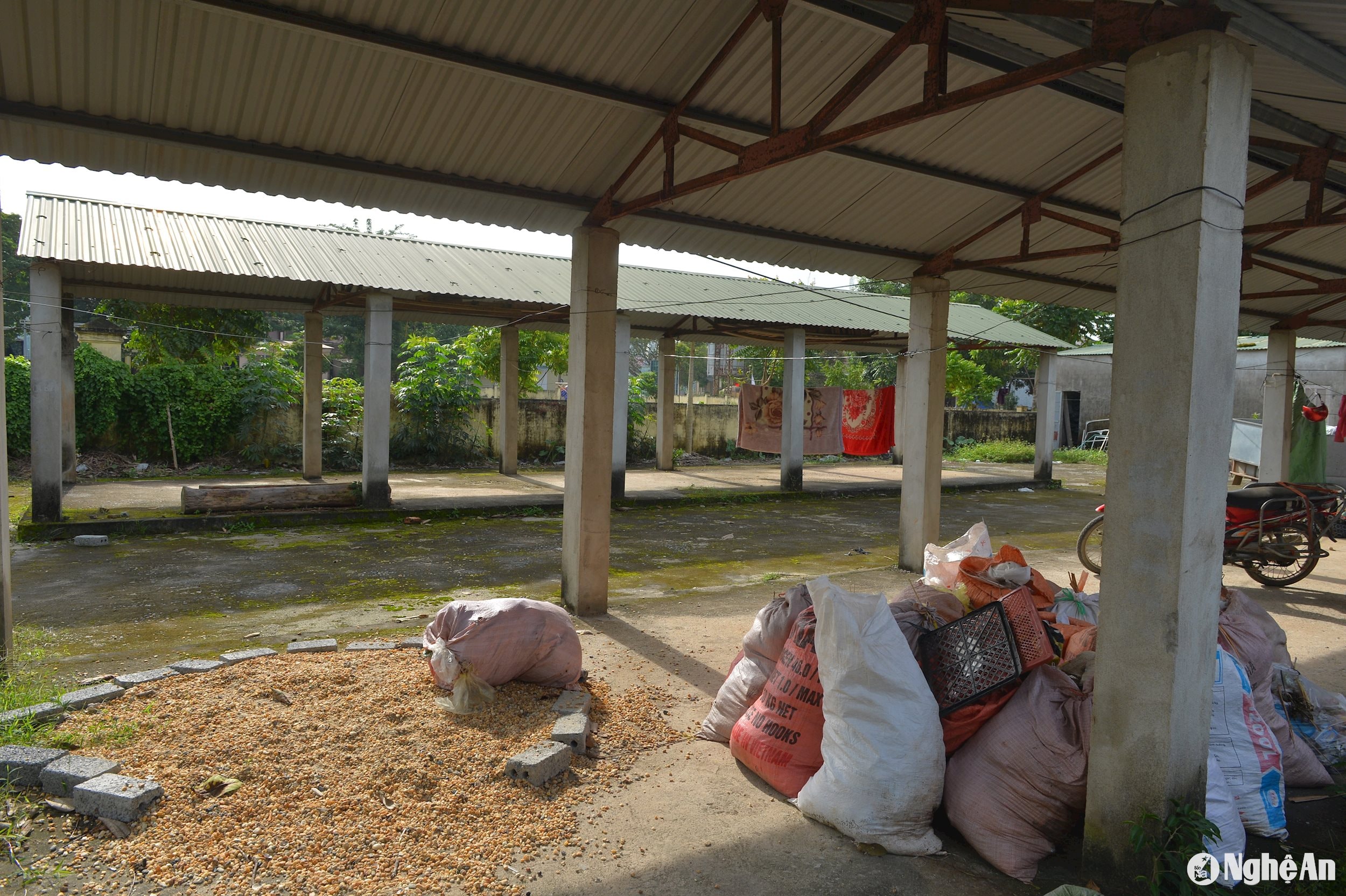 Khu vực chợ Bài Sơn, Đô Lương một số ki ốt không sử dụng thành nơi để đồ đạc của dân. Ảnh: Văn Trường