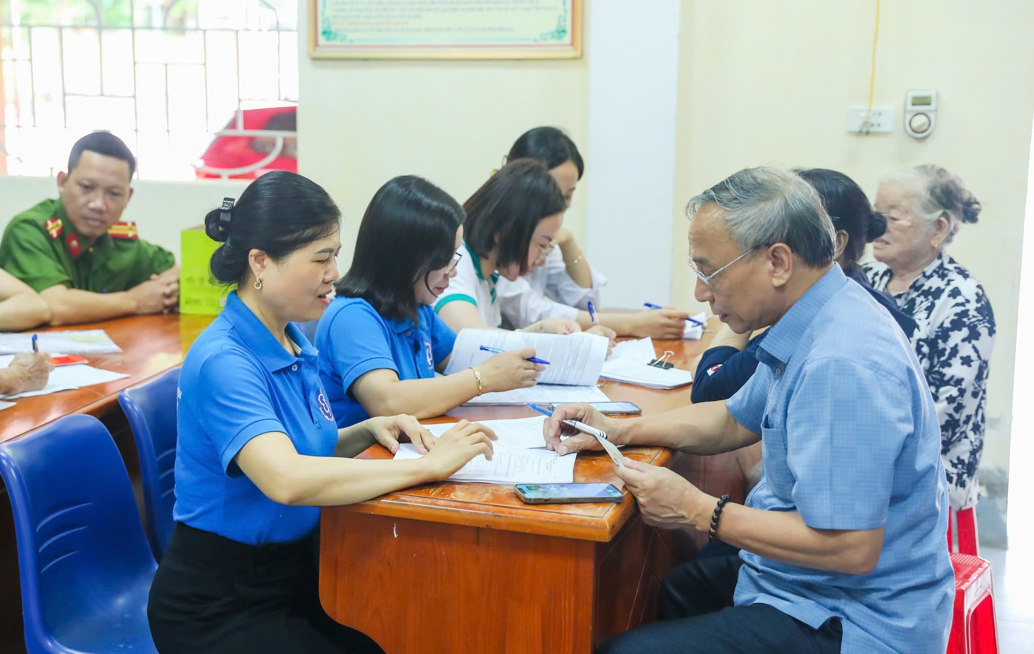 hướng dẫn người hưởng đăng ký nhận lương hưu qua tài khoản cá nhân. Ảnh Đức Anh