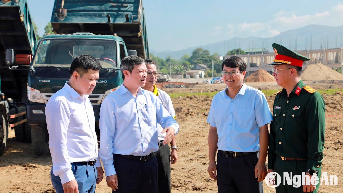  Lãnh đạo Ngân hàng TMCP Bắc Á trao đổi phương án xây dựng khu nhầ phòng học 3 tầng. Ảnh- BAB