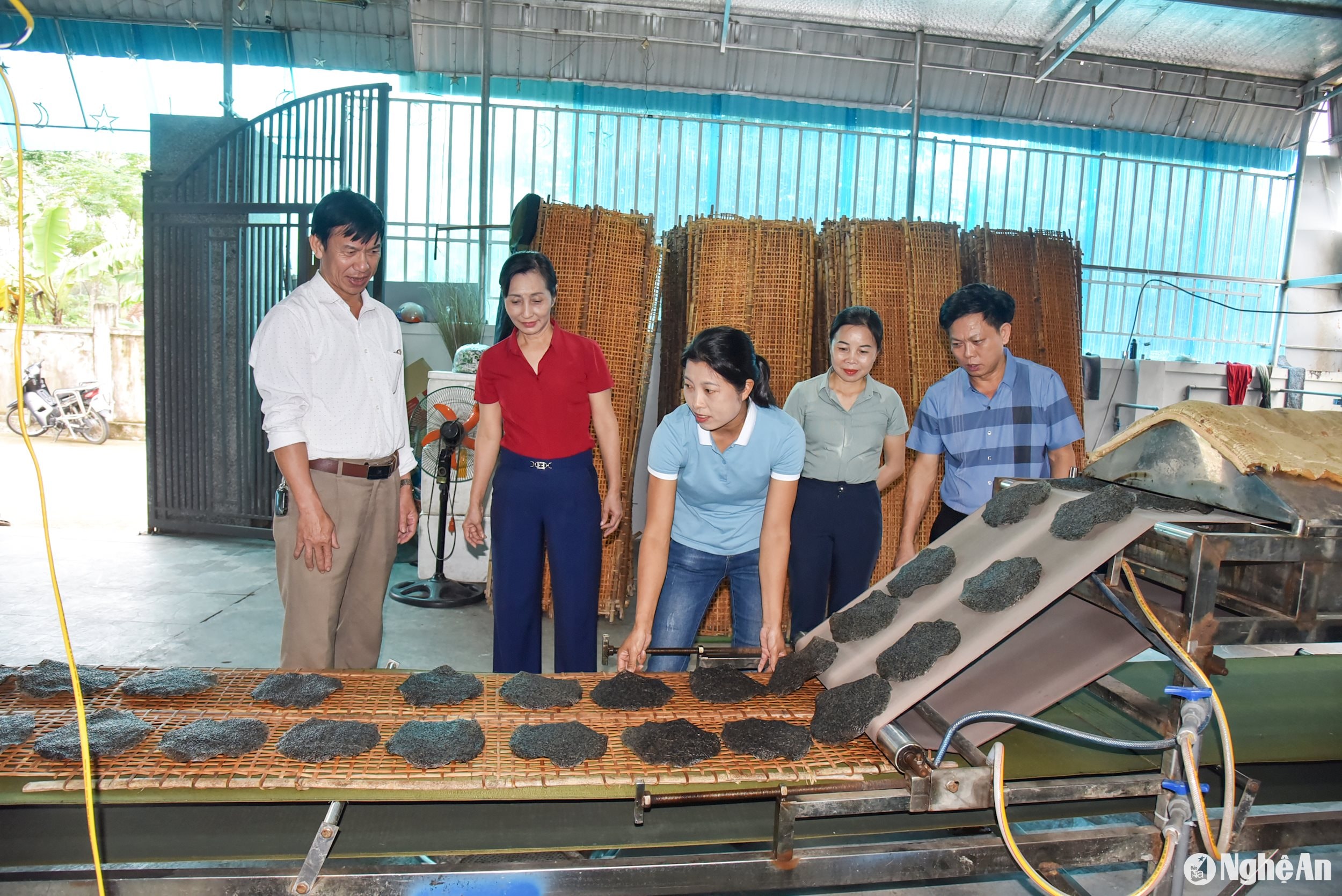 Lãnh đạo Ban Tuyên giáo Huyện ủy Nam Đàn tìm hiểu mô hình phát triển kinh tế ở xã Nam Lĩnh, Nam Đàn