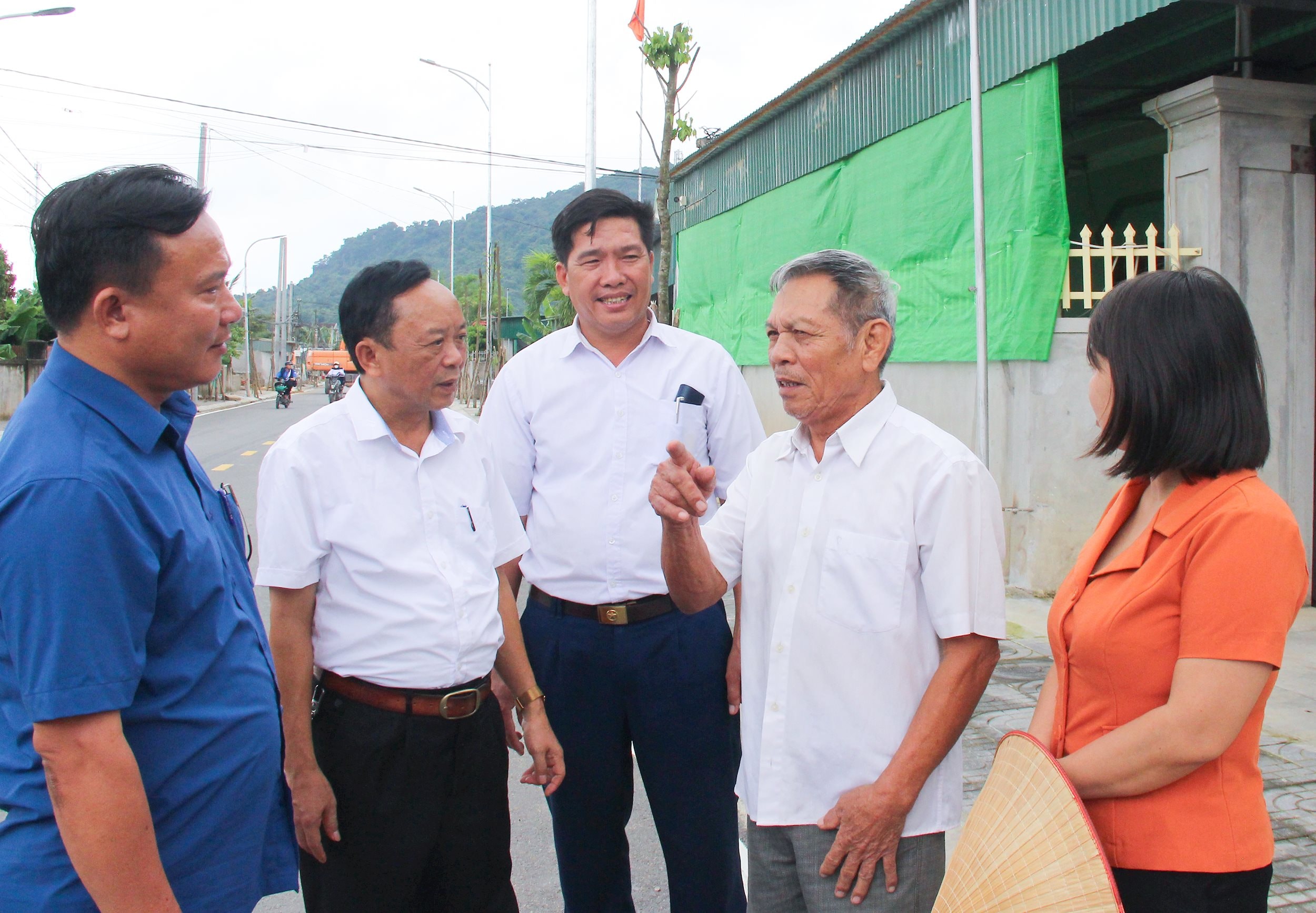 Ông Trương Đăng Long, xóm 3, xã Tăng Thành, huyện Yên Thành chia sẻ niềm vui với lãnh đạo huyện và x