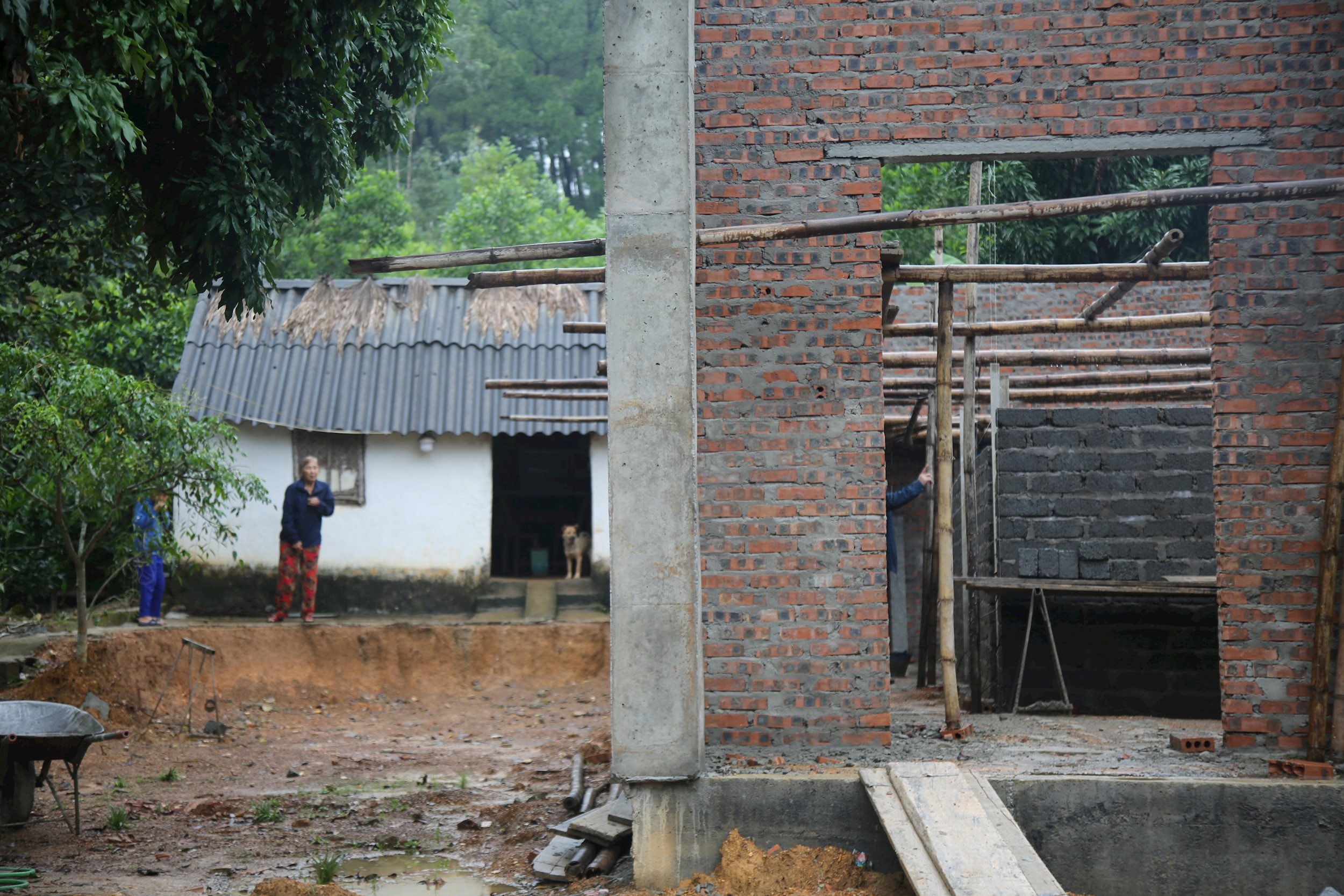 Căn nhà bà Nguyễn Thị Mai, Thị trấn Nam Đàn đang được xây dựng từ nguồn hỗ trợ của nhiều tổ chức