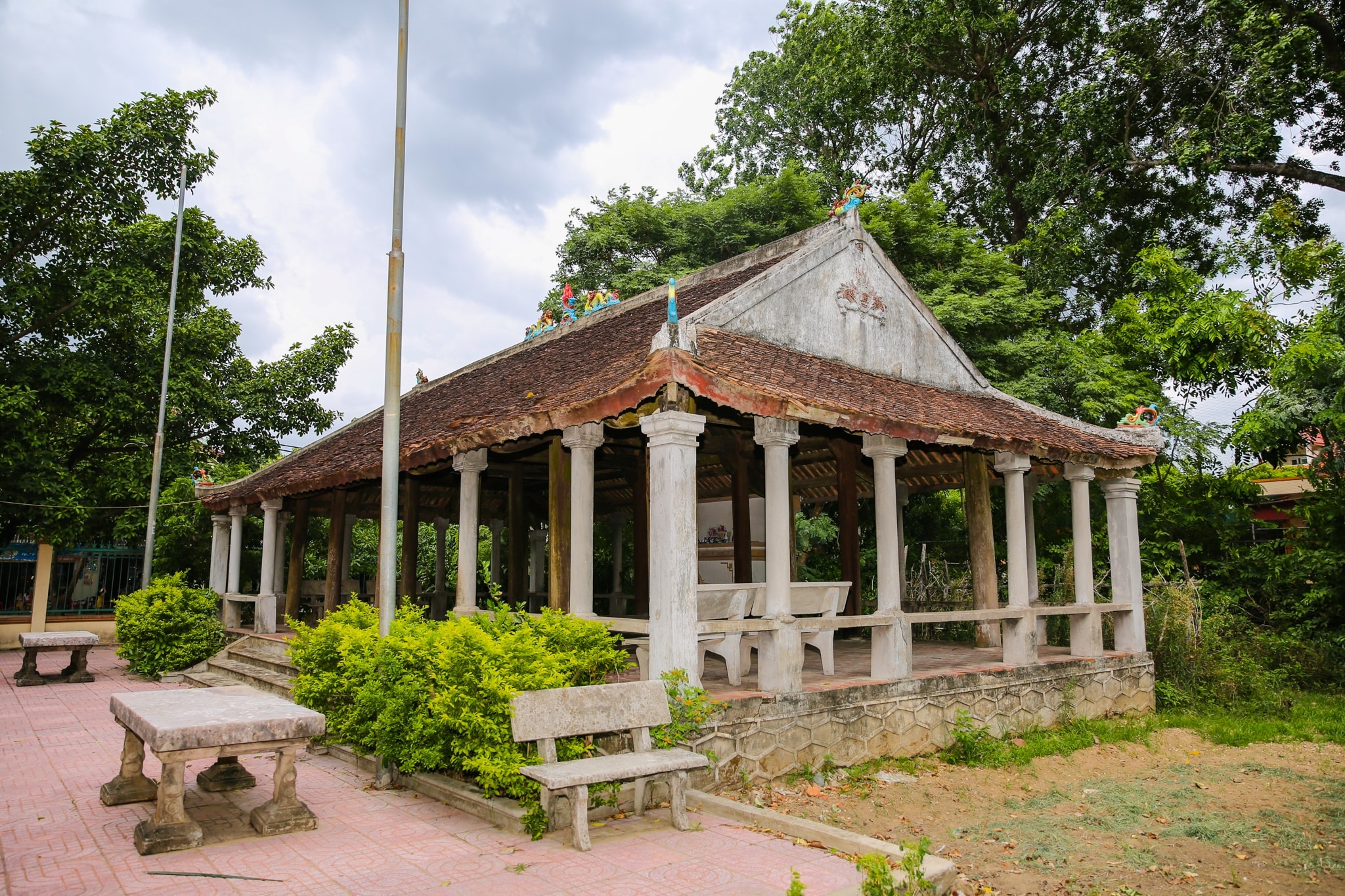 Di tích đình Trung, phường Hưng Dũng (thành phố Vinh). Ảnh công kiên