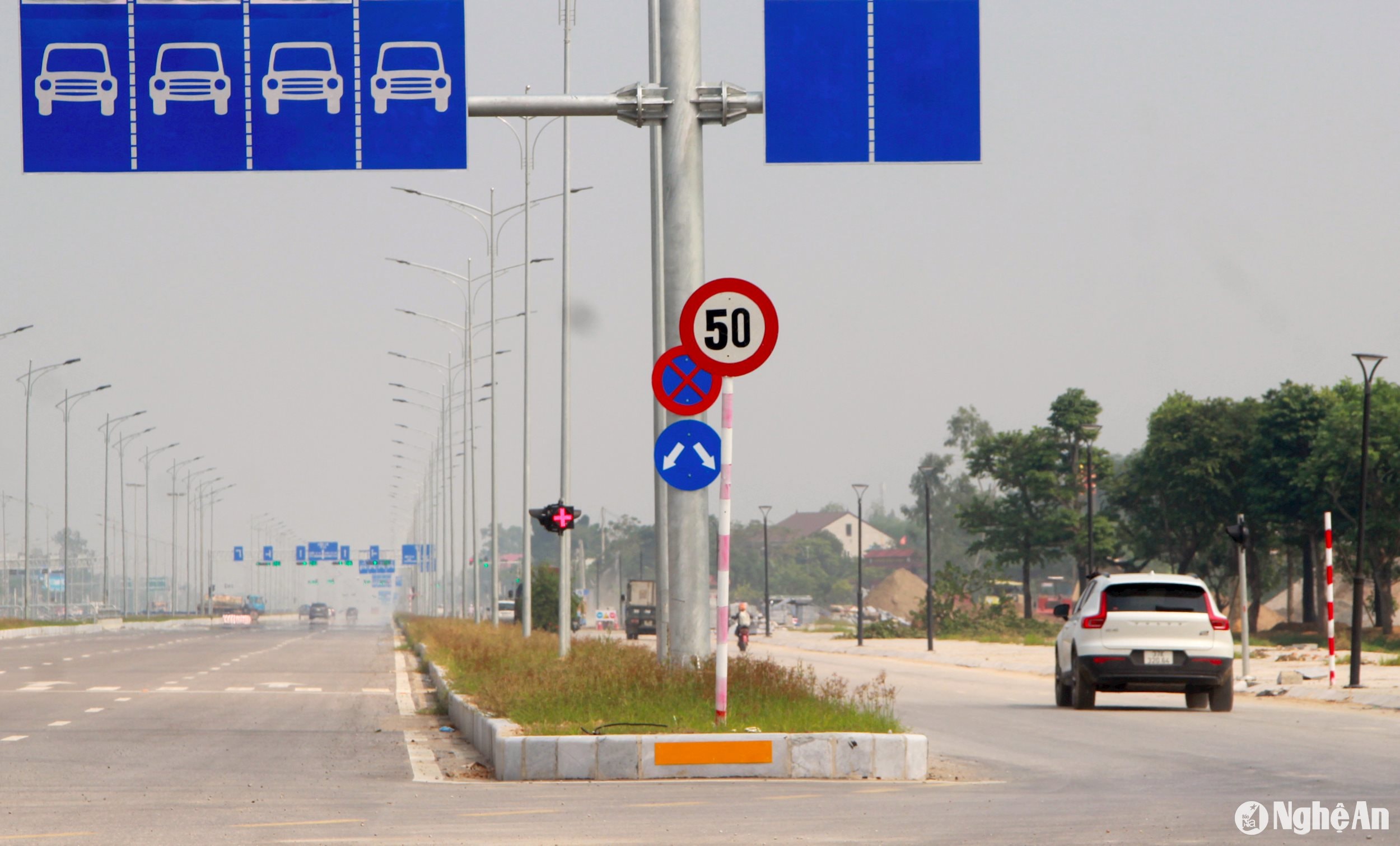 Các phương tiện tiếp tục lưu thông với tốc độ tối đa 50Km/h trên tuyến Đại lộ Vinh - Cửa Lò đến khi có thông báo mới. Ảnh: Quang An