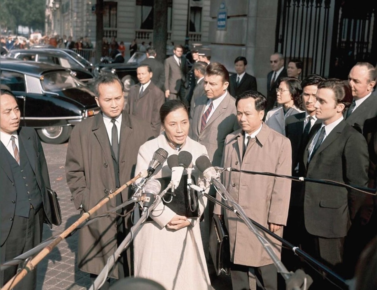 Nhà báo-nhà ngoại giao Lý Văn Sáu (hàng đầu, thứ hai, từ phải sang) tại Paris (Pháp). Ảnh Getty