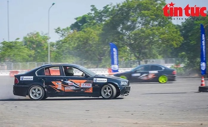 Gymkhana là một loại hình đua xe thể thao trên quãng đường ngắn, hẹp và quanh co đầy chướng ngại vật như các chóp và cột.