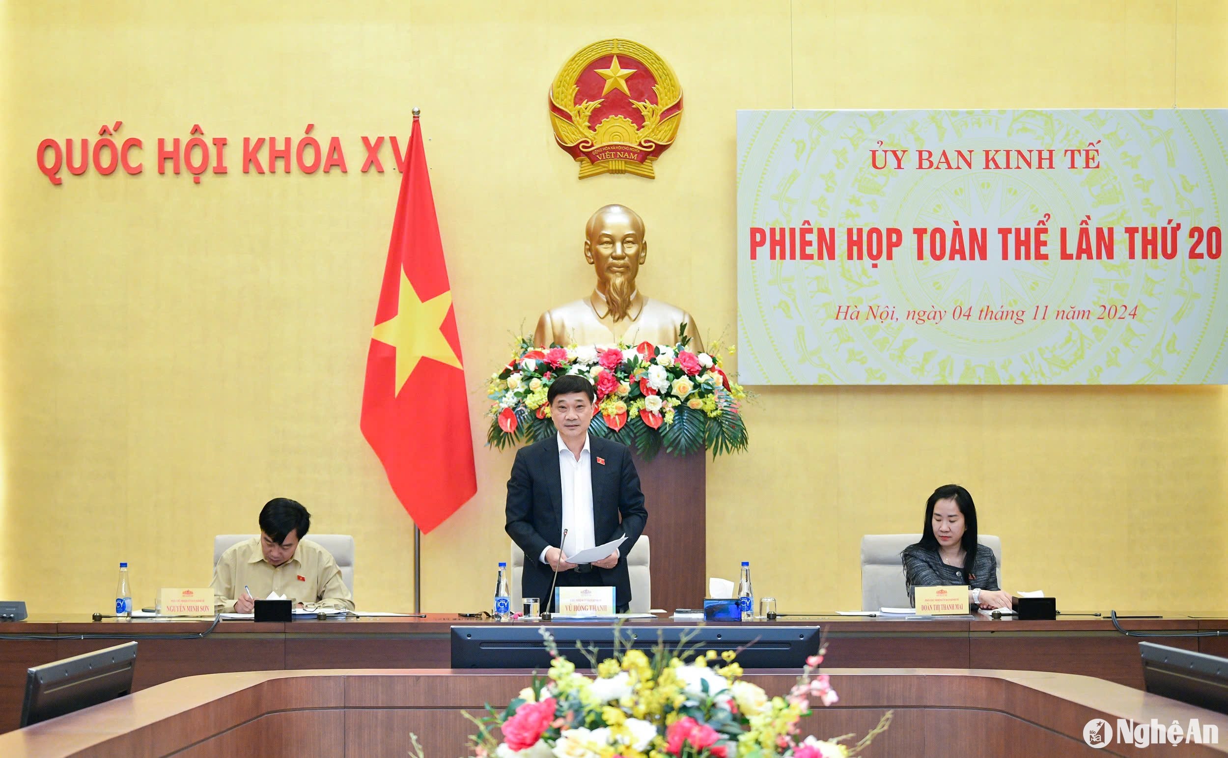 Chủ nhiệm Ủy ban Kinh tế Quốc hội Vũ Hồng Thanh chủ trì phiên họp toàn thể. Ảnh: Khánh Quang