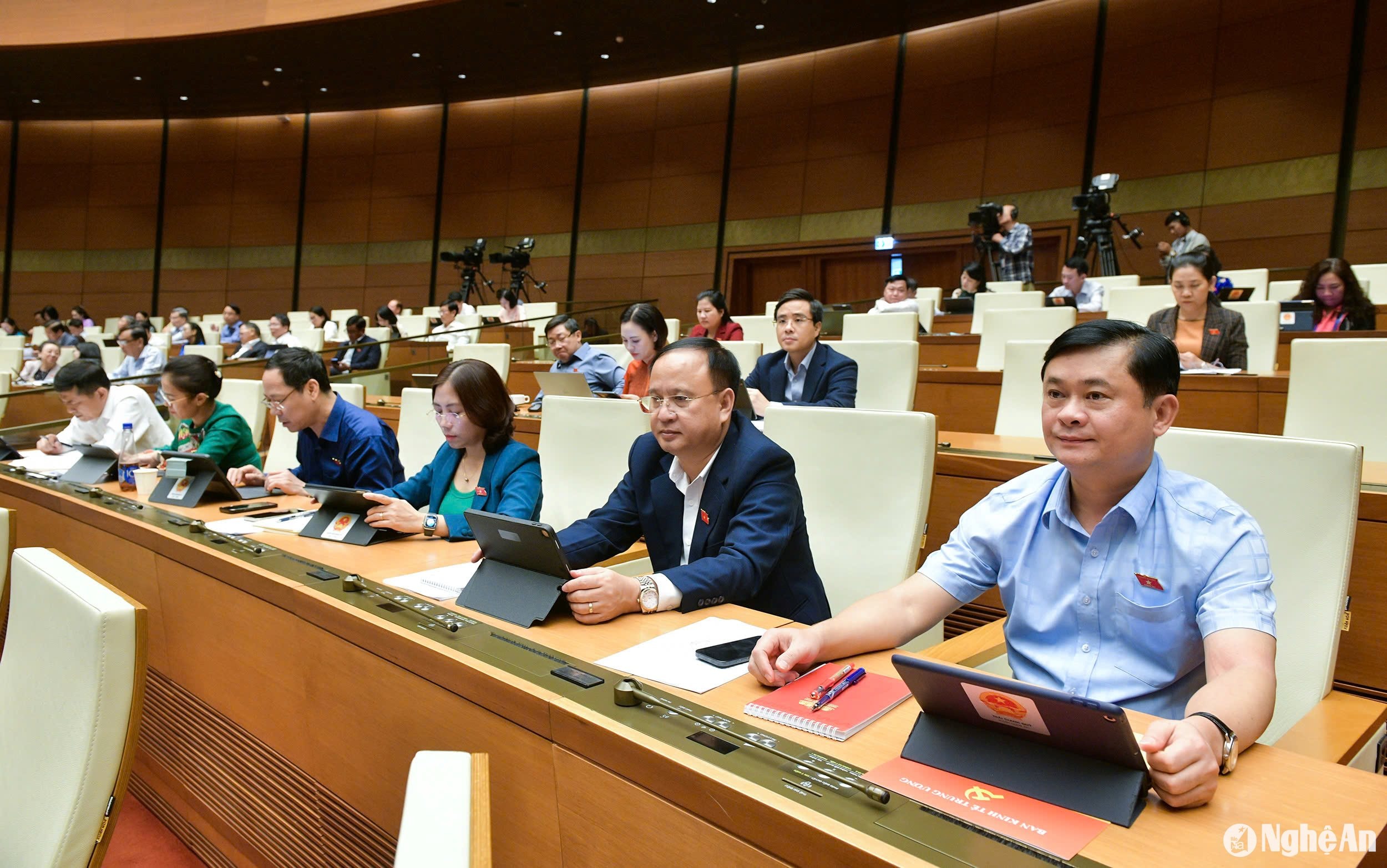 Đồng chí Thái Thanh Quý - Ủy viên Ban Chấp hành Trung ương Đảng, Phó Trưởng ban Thường trực Ban Kinh tế Trung ương, Chủ tịch HĐND tỉnh làm Trưởng đoàn ĐBQH tỉnh Nghệ An và các ĐBQH đoàn Nghệ An dự họp. Ảnh: Nam An