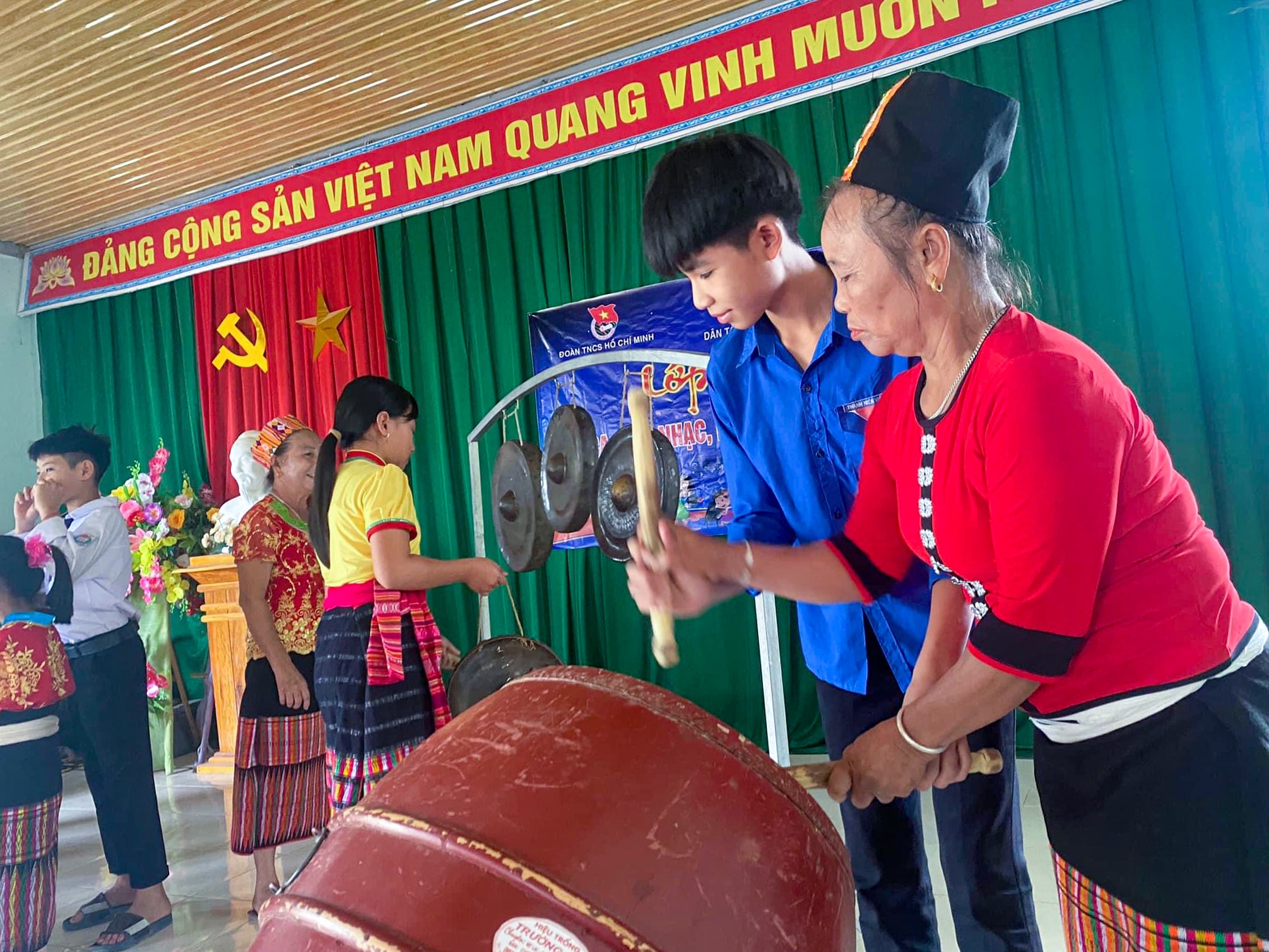 Các thành viên Câu lạc dân ca, dân nhạc, dân vũ bản Bộng xã Thành Sơn (Anh Sơn) truyền dạy cách chơi nhạc cụ dân tộc cho thanh thiếu niên