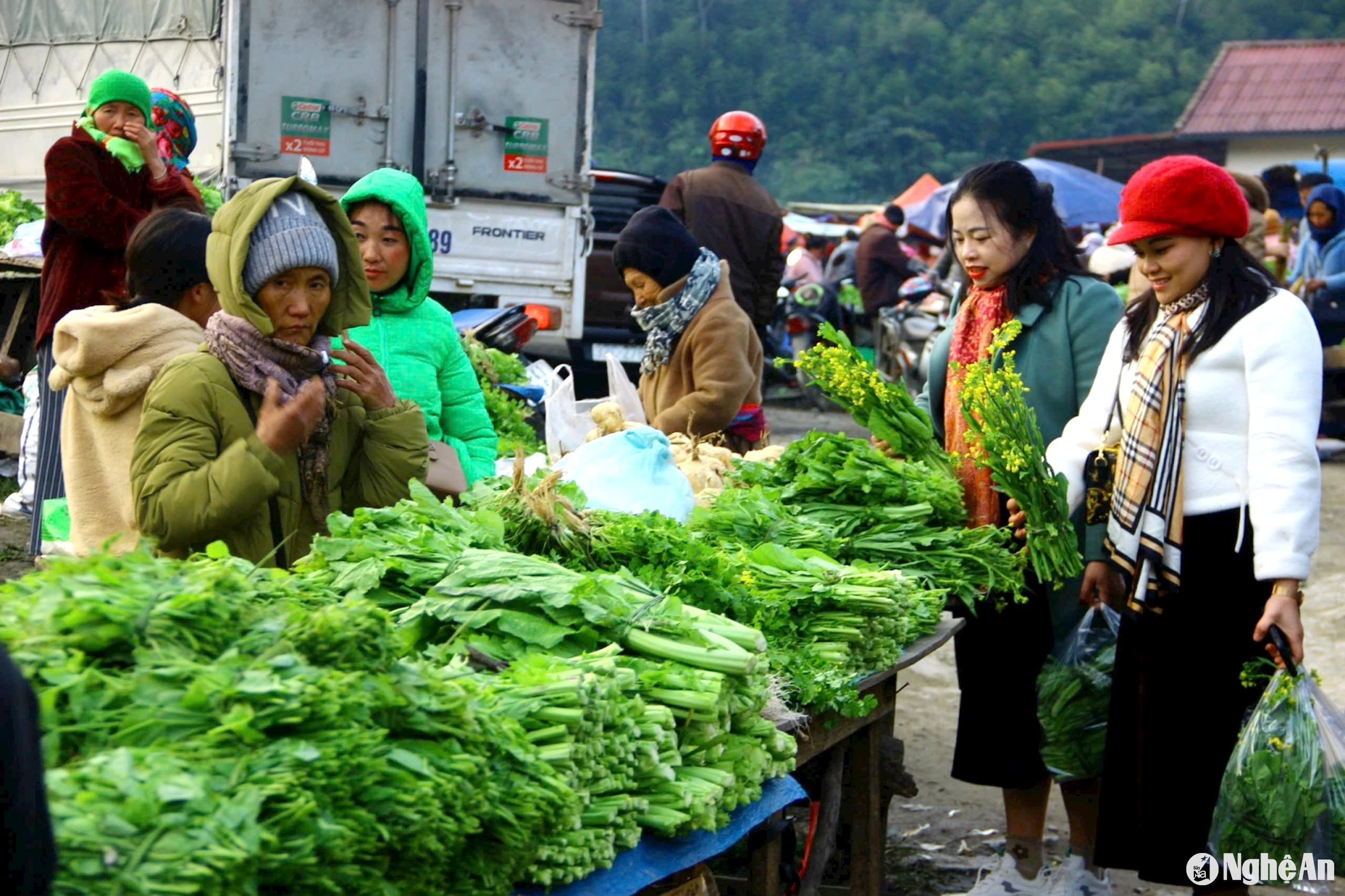 Khách hàng chọn mua các loại rau xanh do bà con vùng cao làm ra. Ảnh: Xuân Hoàng