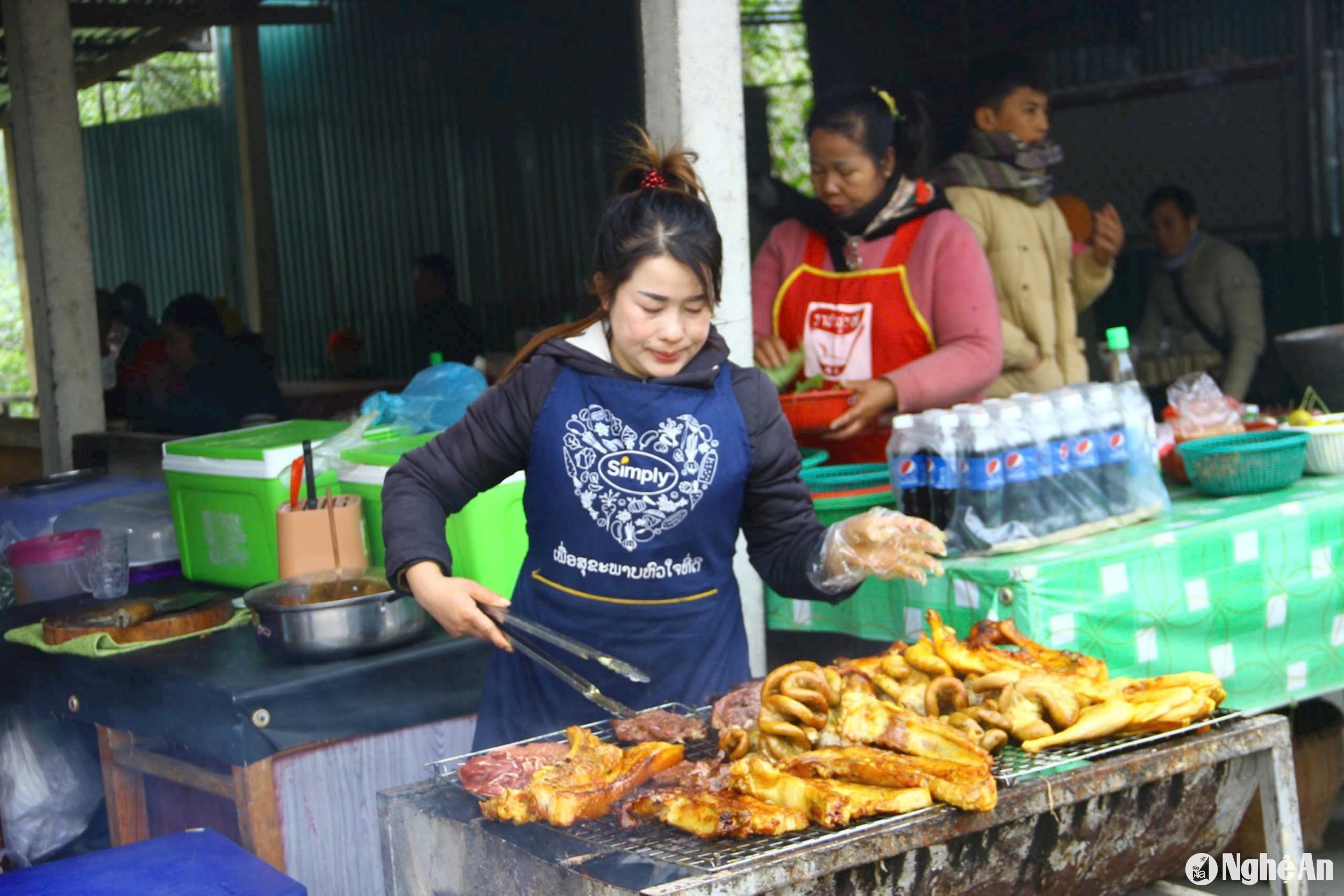 Khu vực ẩm thực của chợ biên giới Nậm Cắn thu hút nhiều khách hàng ngay từ sáng sớm. Ảnh: Xuân Hoàng