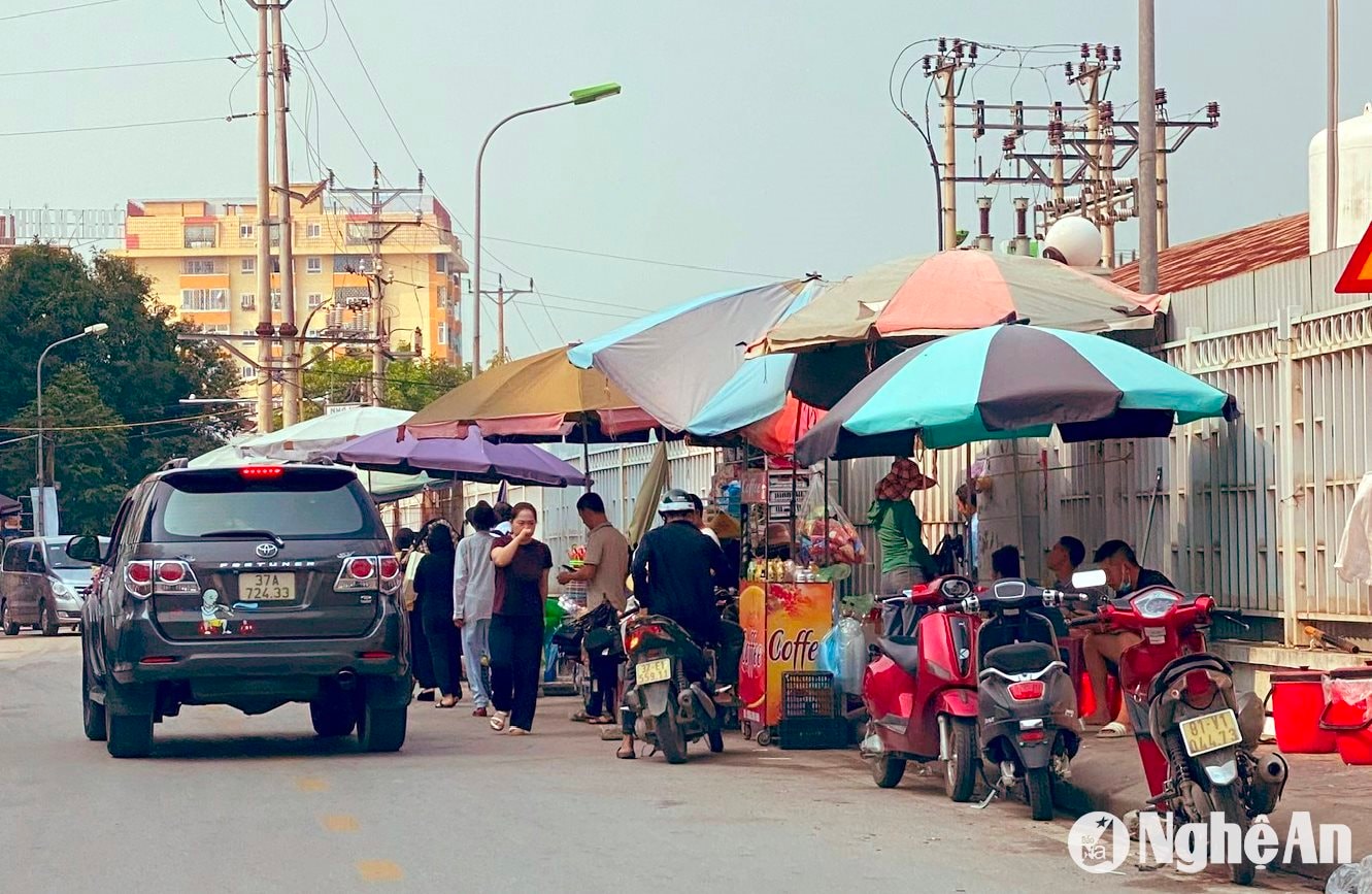 Tái diễn tình trạng chiếm dụng lòng đường, vỉa hè kinh doanh tại đường Hồ Tông Thốc. Ảnh: Q.A