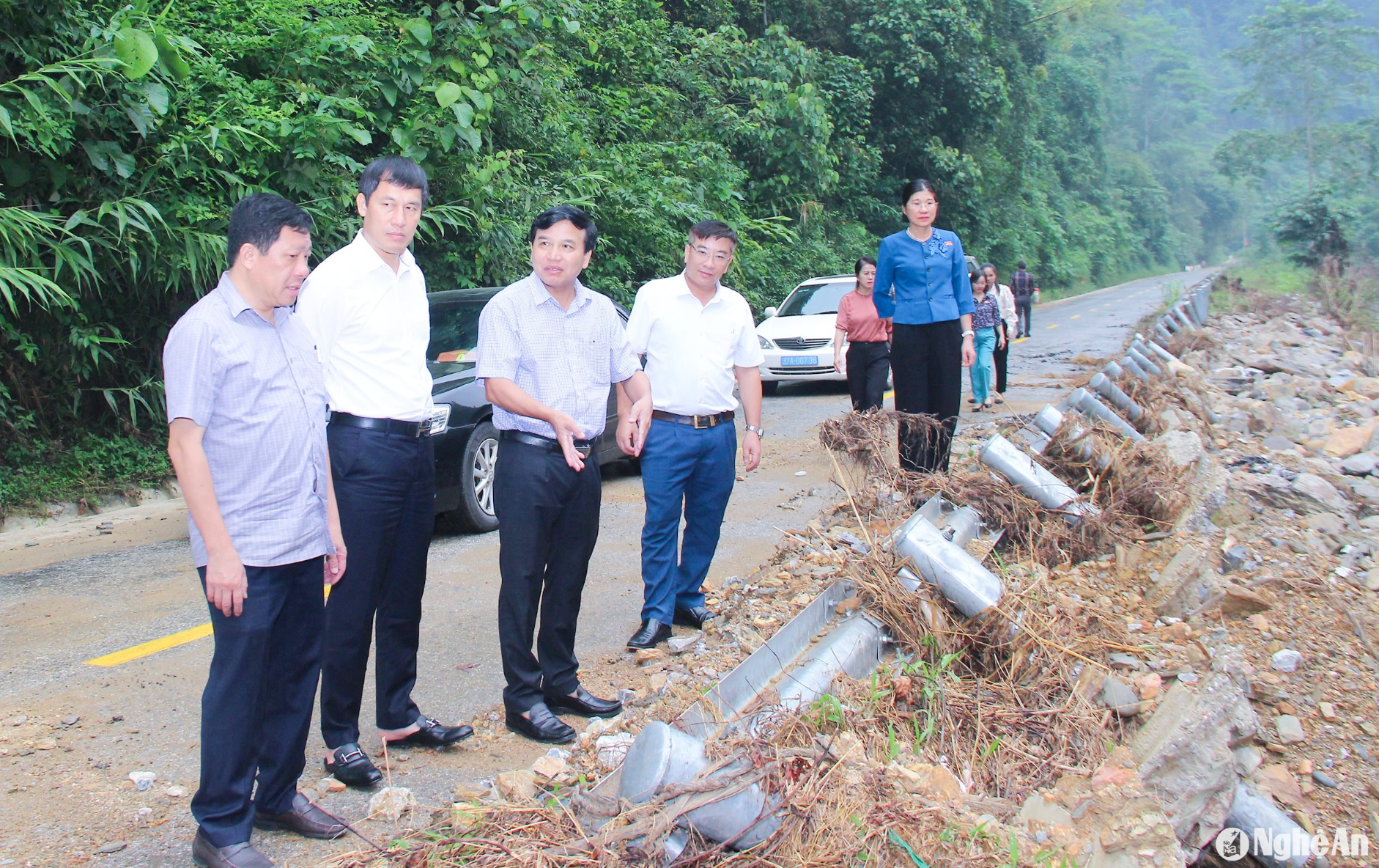 Đoàn giám sát HĐND tỉnh khảo sát các dự án đầu tư công tại huyện Con Cuông. Ảnh: Mai Hoa