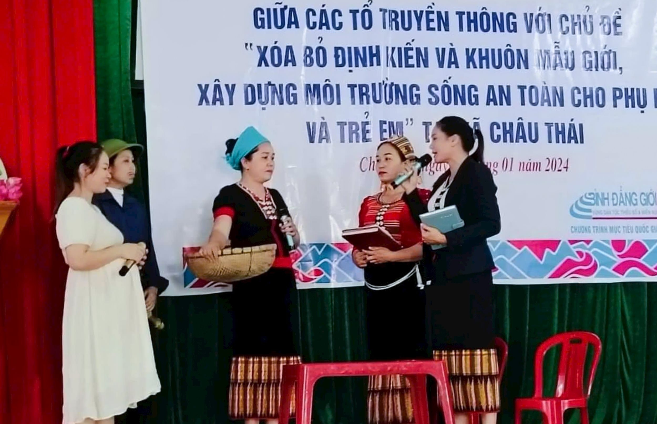  Hoạt động truyền thông về định kiến giới tại xã Châu Thái, huyện Quỳ Hợp. Ảnh- Mai Hoa