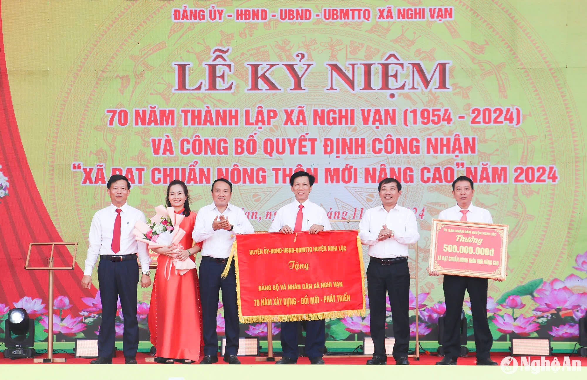 5 tặng Bức trướng và tặng công trình phúc lợi cho đảng bộ, chính quyền nhân dân xã Nghi Vạn nhân dịp kỷ niệm 70 năm thành lập xã và đạt chuẩn NTM nâng cao