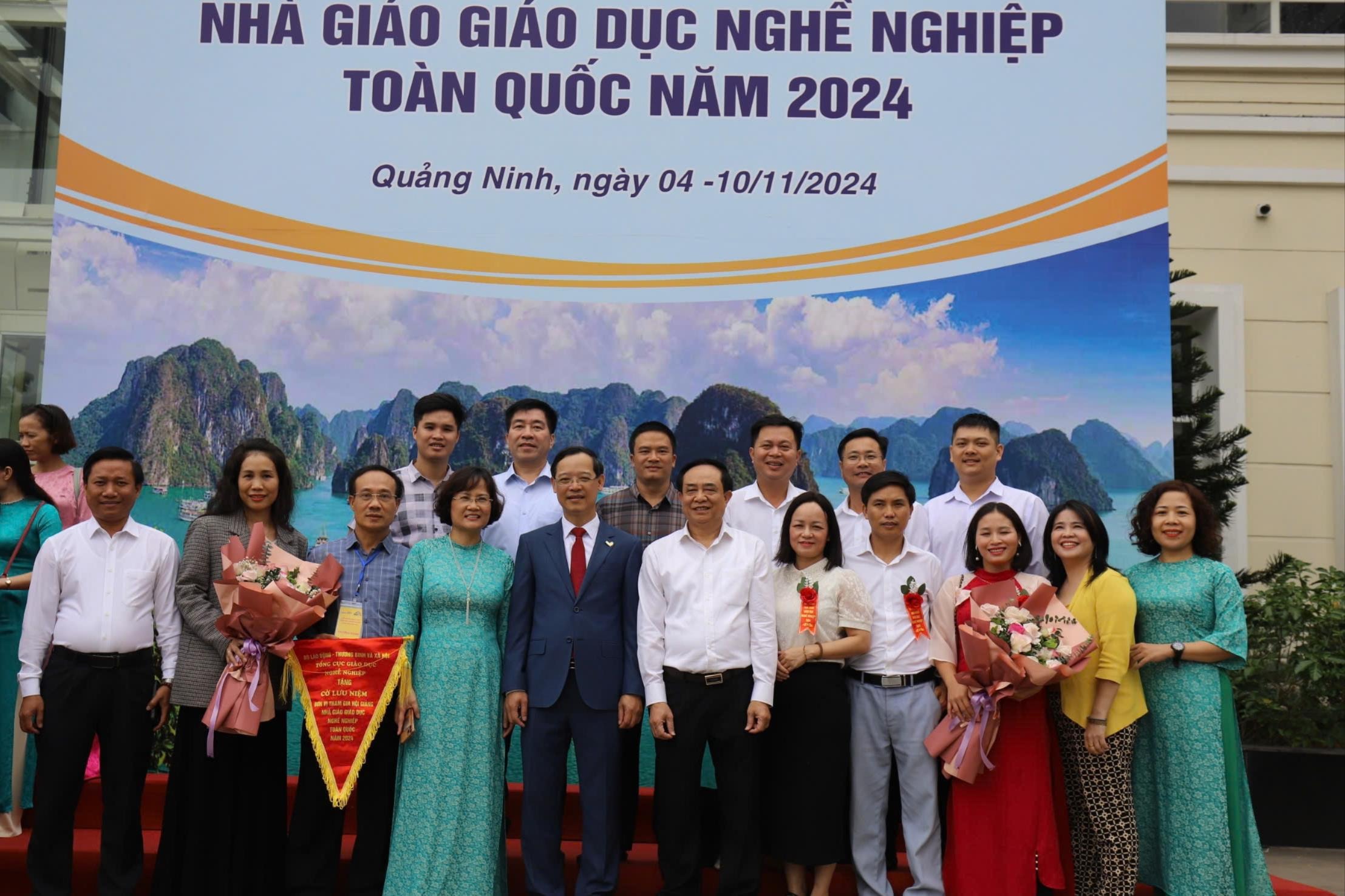 doan-nghe-an-tham-gia-hoi-giang(1).jpg