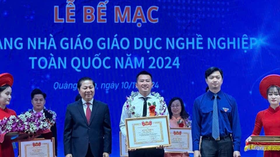 thay-giao-tran-duc-trung-dat-giai-nhat-tai-hoi-giang-giao-duc-nghe-nghiep-(1).jpg